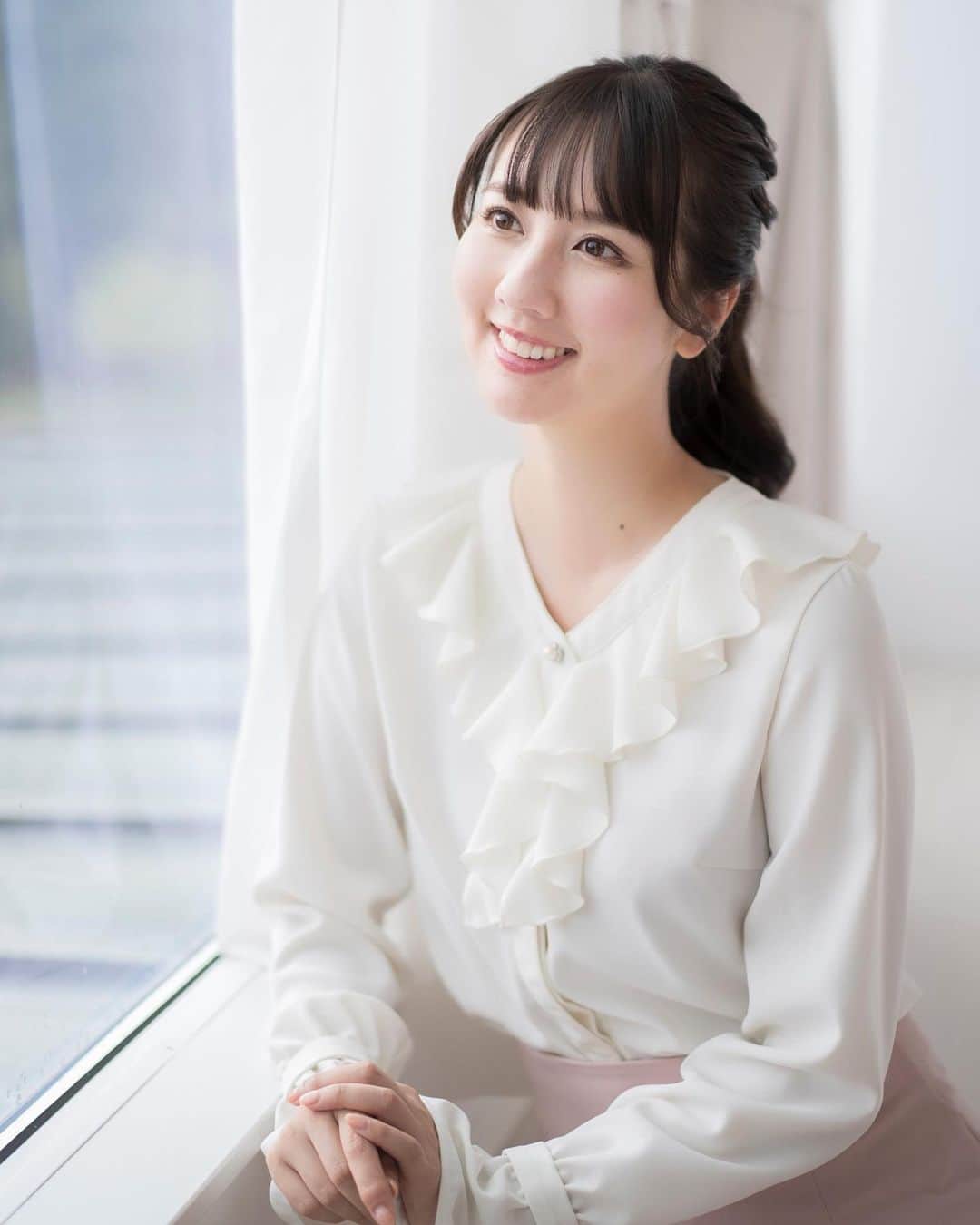 相場詩織のインスタグラム：「👚❤️  aiile( @aiile_official )さんとの コラボブラウスの受注販売の締切まで 残り僅かとなりました…！💦 お色で悩まれて色違いで購入されている方も いるみたいですね☺️ 今週の日曜日で販売終了となってしまうので まだGETされていない方はお早めに⚡️ ＊今のところ再販の予定はありません  ちなみに白ブラウスはパンツ、スカート どちらにも合わせやすいので 1着持っているととっても便利ですよ✨ カジュアルコーデにもお呼ばれコーデにも使えます♩  私は大好きな #韓国ドラマ #キム秘書はいったいなぜ の主人公 キム秘書のコーデがとても好きなので タイトスカートと合わせて 清潔感溢れる上品OLコーデを組んでみました🍒  キム秘書コーデがしたくて ネット通販で何枚かブラウスを購入してみたこともあったのですが、生地がペラペラでシワになりやすく(届いた時点でシワだらけ)下着が透けて1枚で着られないことばかり😭  自分自身がそういう失敗を経験しているからこそ コラボブラウスは上質な素材でシワになりづらく、 1枚でも着られるように透けない素材で作りました✨ 東京出張にも持っていきましたが、 シワにならないので本当に助かりました🥹❤️  流行に影響されず どんなシーンでも大活躍するブラウス 是非手にとっていただけると嬉しいです😌  ちなみに現在イオンモール秋田で開催中の ジャンプショップにお邪魔した時は ブラックを着ていました🖤 (どうしても五条悟と撮りたかった。笑)  #コラボ #コラボ商品 #アナウンサー #アナウンサー衣装  #アナウンサーコーデ #OLファッション #上品コーデ  #上品ブラウス #気品 #気品ブラウス #韓国コーデ」