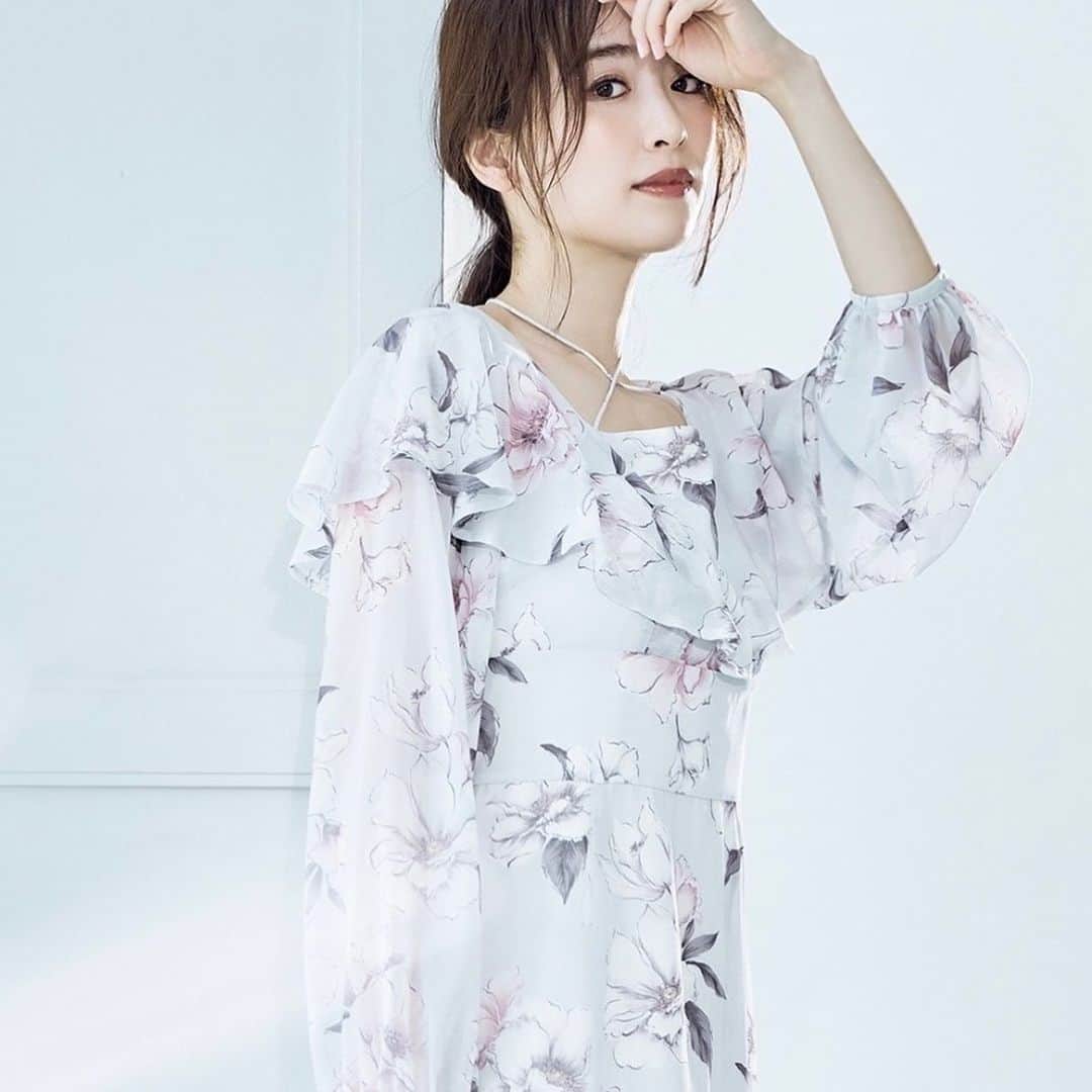 MERCURYDUOのインスタグラム：「《 WEB CATALOG INFO 》  ㅤ ✔10.6(FRI)release!! #泉里香 さんが着るMERCURYDUOの新作コレクション公開！  “prism”  儚げな煌めきと色のハーモニー  日常にちょっとしたときめきと彩りを加えるラインナップ。  今シーズントレンドのスパンコールを用いた 光沢感が目を惹くスカートや、 冬の澄んだ空気に映える柔らかなカラーニットなどを展開します。  シャギーやファーなどの温もりを感じる素材に身を包む、 泉里香さんのどこか儚くスウィートな表情は必見です。  ㅤ #RUNWAYchannel にて特集ページUP！ 泉里香さん着用アイテムを全店舗・WEBにて販売開始！  ———————————————  人気スタッフのコーディネートはこちら ▶︎ @mercuryduo_stylingㅤㅤㅤㅤㅤㅤ  #MERCURYDUO #マーキュリーデュオ #RUNWAYchannel #泉里香 #mercuryduo_izumirika #mm_moteMAGAZINE  ———————————————」