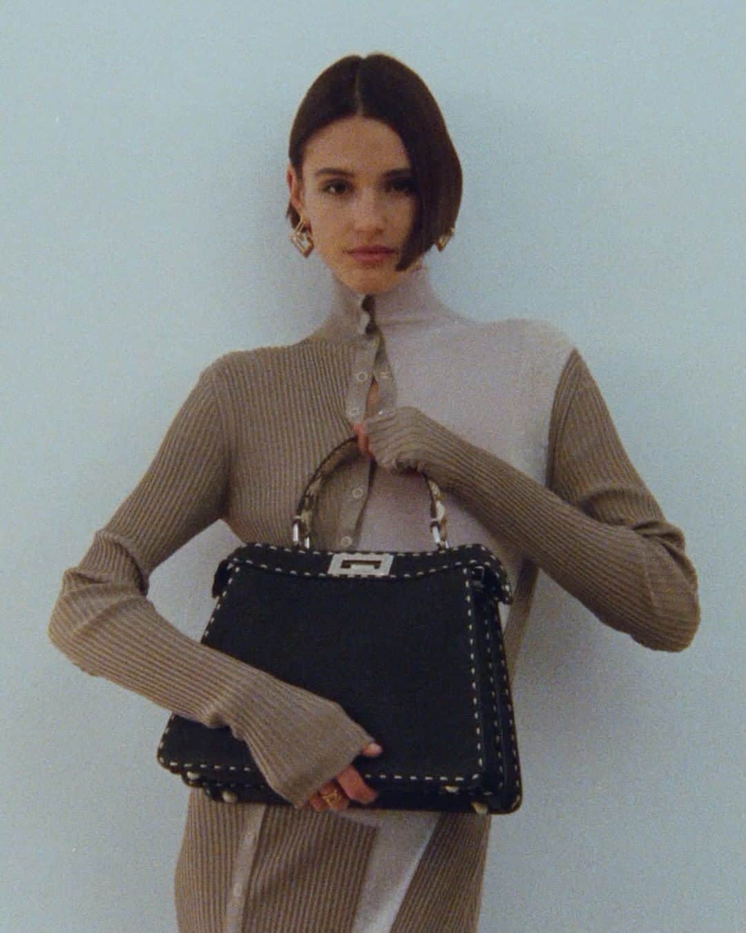 Fendiのインスタグラム：「Ever evolving. A new iteration of the iconic #FendiPeekaboo is adorned with contrasting macro Selleria stitching and a precious handle.   Artistic Director of Couture and Womenswear: @mrkimjones  Artistic Director of Accessories and Menswear: @silviaventurinifendi  Artistic Director of Jewellery: @delfinadelettrez   Styling: @elliegracecumming Hair: Shingo Shibata Makeup: Kiki Gilford  Casting: @shelleydurkancasting Models: Sijia Kang, Aleyna Fitzgerald  Direction: @hannamoon69 Soundtrack: @pandorasjukebox  Set: @mattjacksonmattjackson」