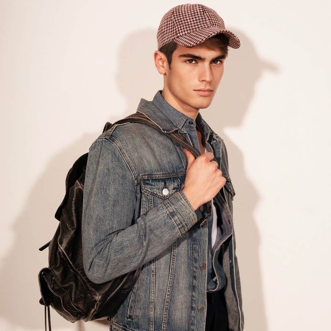 ボルサリーノのインスタグラム：「Cap character. Whether you are looking for something more casual, with sporty elegant charm, the baseball cap can be the ideal choice. #Borsalino showcases a contemporary mix in unexpected materials, seen here in a #fallinspired #redtweed print.   Explore your favorite #musthave from the new collection now on www.borsalino.com  Ph @josephcardoofficial   #captalk #urban #cool #Italianstyle #MadeinItaly #Borsalinoworld #caplovers #baseballcap #Borsalinocaplover #Borsalinocap #Borsalinolover #baseballcaplovers #urbanvibes #keepyourcapon #trending #bestinclassaccessories #stylematters #hittingitouofthepark #mixitup #gamechanger #musthave #relaxedelegance #topaccessoriesforFall」
