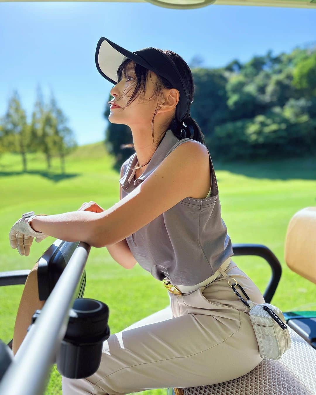 引地裕美のインスタグラム：「一気に長袖ゴルフの季節になったけど…🏌🏻‍♀️🫧  この前履いてた @merrily.golf のバックプリントパンツ👖🤍 スタイル抜群に見える🪽♡♡♡  お尻がぷりんと見えるのもお気に入り🍑笑  #ゆうみ服 🧺⛳️ #pr #merrilygolf  #golf #ゴルフ #golfwear #ゴルフウェア #ゴルフ女子 #ゴルフコーデ  #UMine #japanese #japanesegirl #일본 #오오티디 #얼스타그램 #패션스타그램 #데일리코디 #패션 #时装 #셀카 #데일리룩 #每日穿搭」