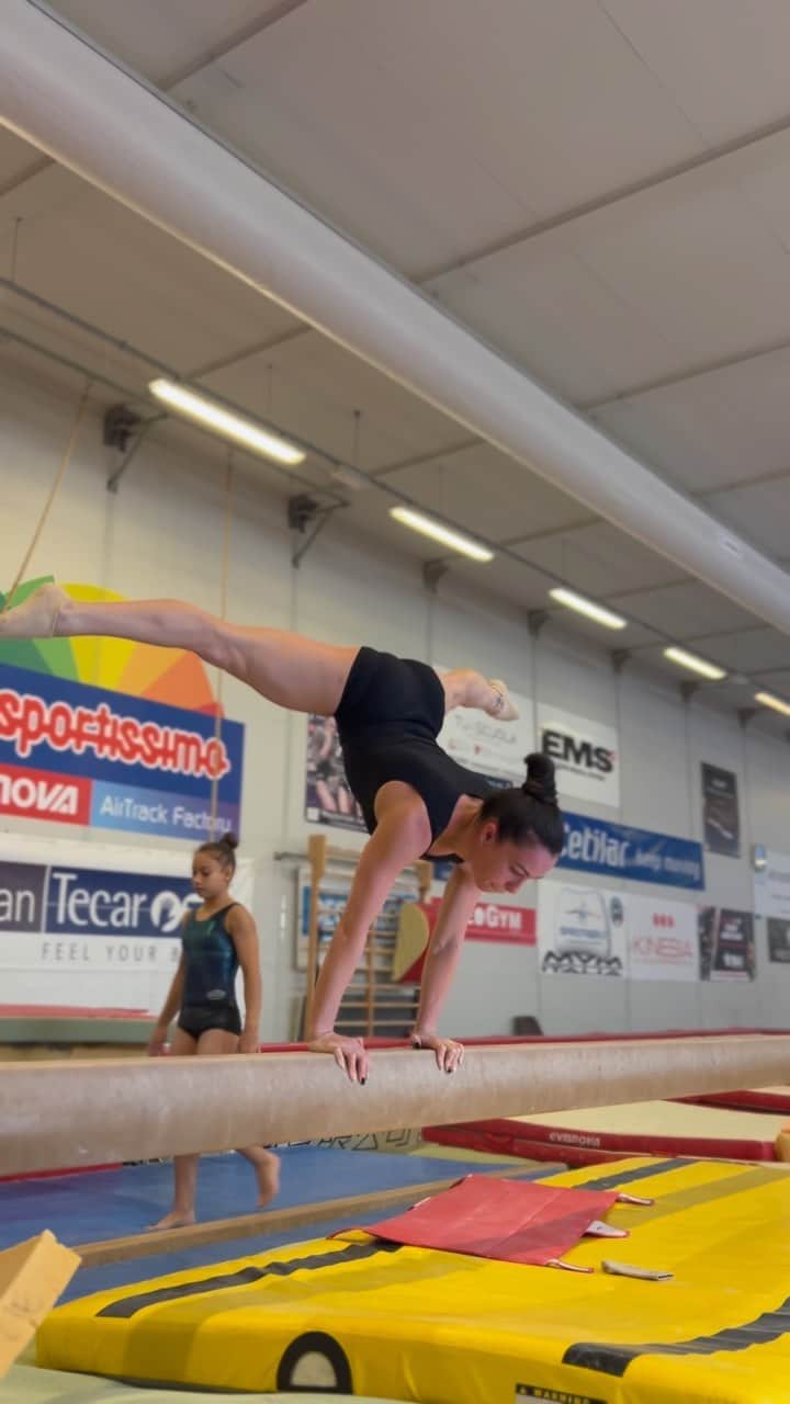 バネッサ・フェラーリのインスタグラム：「🙃 oı̣ɹqı̣ןı̣nbƎ 🙃 #gymnastics #gym #workout #balance #beam #verticale」