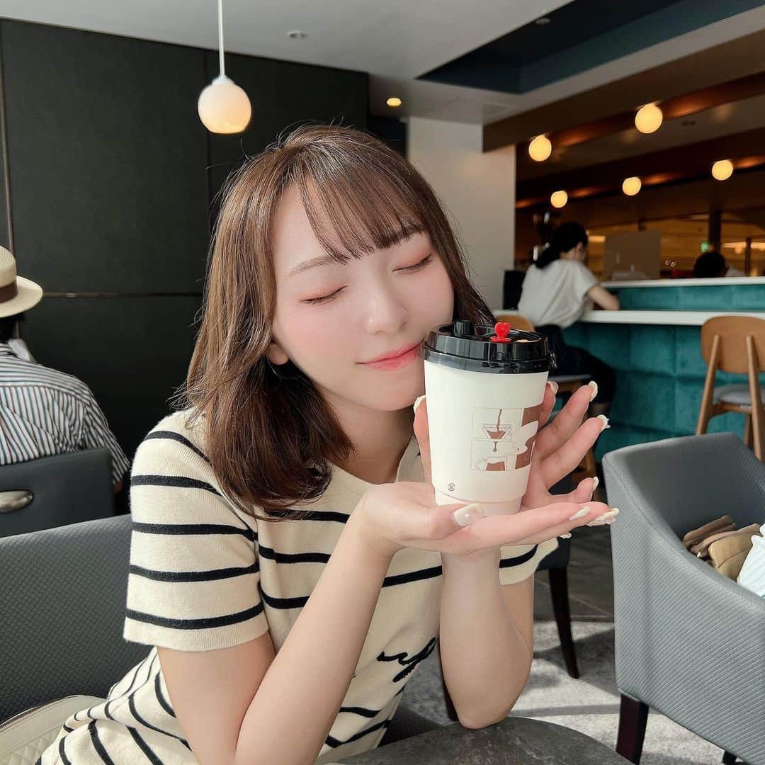 塩川莉世のインスタグラム：「横浜おすすめカフェ🎀 . . 最近新しくオープンしたらしいの！コーヒーめっちゃ美味しかった🥺🥺 #横浜グルメ #横浜カフェ #横浜駅 #ジョイナス横浜 #ジョイナス #横浜ランチ #カフェ巡り #カフェ活 #おすすめカフェ #神奈川カフェ #カフェラテ #japanesefood #japanesegirl #japanlife #東京」