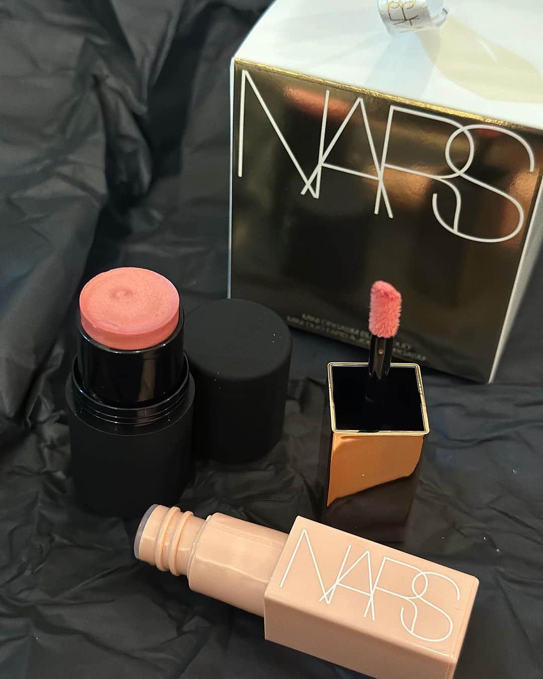 のインスタグラム：「🩵NARS🩵 THE HOLIDAY 2023 Collection  12月1日〜3日まで数量限定発売 #ミニオーガズムブラッシュデュオ ⚫︎数々の賞を受賞した夏のアイコニックシェイド、オーガズムは1つでは足りない。喜びを倍増させて  第一弾、10月27日 第二弾　11月17日 第三弾　12月1日 順番に出てきます‼️ 全て限定発売  #ゴールデンスパークピュアラディアントプロテクションアクアティックグロークッションファンデーション ⚫︎ホリデーシーズン限定のメタリックゴールドのコンパクト。 どこに行くにもラグジュアリーを持ち歩いて❤︎  #フェイタルアトラクションブラッシュ ⚫︎見事なまでの誘惑、艶かしく、魅惑のセンセーション❤︎  #スターライトパワーマットリップスティック ⚫︎鮮やかな発色、パーティシーズンに❤︎  #エンドレスナイツアイシャドーパレット ⚫︎究極のパーティーパレット エンドレスに煌めくニュートラルカラーからポップのピンクやパープルの旧制度のアイシャドーパレット。パーティー気分を盛り上げて❤︎  #nars #holidaypallet」