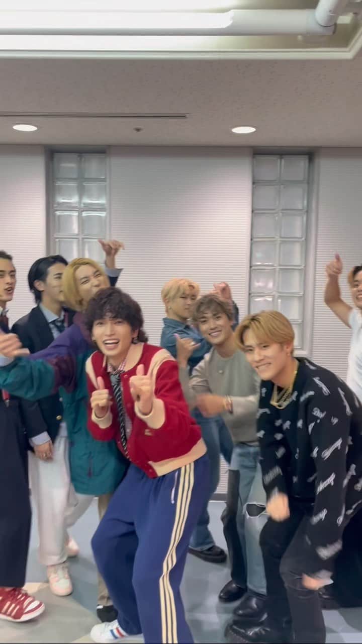 WATWING（ワトウィン）のインスタグラム：「みんなでLet's get on the beat🕺 #BALLISTIKBOYZ さん #WATWING #れつげ」