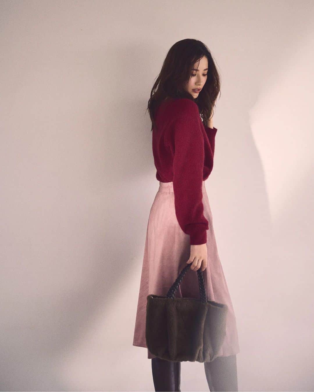 cdec_official Aesthetic Senseのインスタグラム：「2023 Autumn &winter 出会う。 わたしの、 「華やか」ニット  -02- 「女度」を上げるなら 美カラーのリブニット  エアリーな風合いの「Vネックニット」。リラクシーなサイズ感でありながら、リブ無しの襟元がシャープな女性らしさを演出します。  とても軽く快適な着心地で、これからの時期、コートインしても窮屈感を感じにくい編み地になっています♪ ． . 5color ✴︎ knit No.187-17102 ¥19,250(tax in) ． . ． 新しいアイテムが続々と入荷しています‼︎ 是非オフィシャルサイトをチェック♪ @cdec_official  . .  #クードシャンス  #ファッション #ファッションコーデ #秋 #秋服 #秋服コーデ #秋コーデ #ニット #ニットコーデ #華やか #華やかコーデ #大人コーデ #着まわしコーデ #着まわし #おでかけコーデ #休日コーデ #お仕事コーデ #通勤コーデ #エレガント #きれいめコーデ #上品コーデ #着映えコーデ #おしゃれさんと繋がりたい #ファッション好きな人と繋がりたい」