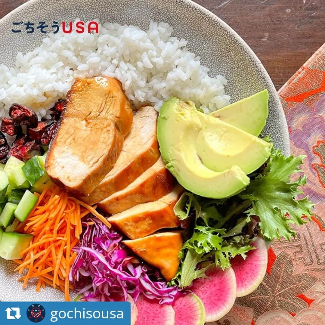 USAライス連合会さんのインスタグラム写真 - (USAライス連合会Instagram)「🇺🇸ヘルシーな料理としてアメリカで人気の「ブッダボウル」をカルローズで！🍚  #Repost @gochisousa    • • • • • •  今日10月9日は「スポーツの日」祝日ですね〜‼️🏋️‍♀️ さて、スポーツに欠かせないタンパク質とエネルギーをたっぷり摂取できるおすすめレシピをご紹介⤴︎⤴︎  アメリカでヘルシーな料理として人気なのが「ブッダボウル」なんです✨ とっても健康的なのでアスリートや、ヘルシーなインフルエンサーからも大人気なメニュー😚 野菜中心で、穀物やフルーツなどをボウルに入れて食べるのがブッダボウル👀💡 言うならばサラダボウルですね🥗✨  カルローズは茹でて調理するライスなのでとっても時短で便利👍 サラッとした食感、 冷めても美味しいという特徴はサラダ風の献立にも最適なんです〜✨ このレシピのポイントは、色とりどりの野菜を用意すること❣️ カラフルだとテンションも上がるし、何より栄養たっぷり😆🌈  サクッと食べれちゃうのでランチにおすすめです〜🍴  『カルローズ』 のアスリート食レシピ <鶏の TERIYAKI ブッダ風ボウル >  ■材料 ・カルローズ 2合 (300g) ・鶏むね肉 ( 皮なし , 骨なし ) 250g ★醤油　大さじ2�★酒　大さじ2�★みりん　大さじ2 ★砂糖　大さじ1 ・サラダ油　大さじ1/2  好みの野菜 ・紫キャベツ ( 千切り )　1/2 カップ ・きゅうり (1cm 角切り )　1/2 カップ ・にんじん ( 千切り )　1/4 カップ ・ベビーリーフ / ケール　1/2 カップ ・アボカド ( スライス )　1/4 個  ・青ネギ　適量 ・スイカ大根 ( 紅芯大根 ) 適量 ・ビーツ ( 茹でて角切り )適量  ■手順 1. 沸騰した湯(2L 程度)にカルローズを入れ、かき混ぜながら 15 分茹でる。茹であがったらザルにあげて、サッと水洗いをする。 2. ボウルに★を混ぜ合わせる。 � 3. 鶏肉は開いて均等の厚さにする。フライパンにサラダ油を熱し、 鶏肉を両面に焼き色が付くまで中火で焼く。 � 4. フライパンに蓋をして、さらに弱火で鶏肉に火が通るまで約 5 分 加熱する。 � 5. ④に②を加え、鶏肉にタレを絡ませながら、とろみが付くまで 中火で煮詰めたら火を止める。   6. 深めのお皿にカルローズを敷き、野菜とスライスした鶏肉を 盛り付け、フライパンの残りのタレをかけたら完成。 �  レシピ：USAライス連合会 @usa_rice_jp スポーツ栄養士 ヌワニー・ジャヤラットさん   #ごちそうUSA #本物のアメリカを味わう #アメリカから日本へ #アメリカの食材 #カルローズレシピ #料理好きな人と繋がりたい #ライスサラダ  #ヘルシーレシピ #ブッダボウル #スポーツの日 #スポーツの秋」10月9日 21時15分 - usa_rice_jp