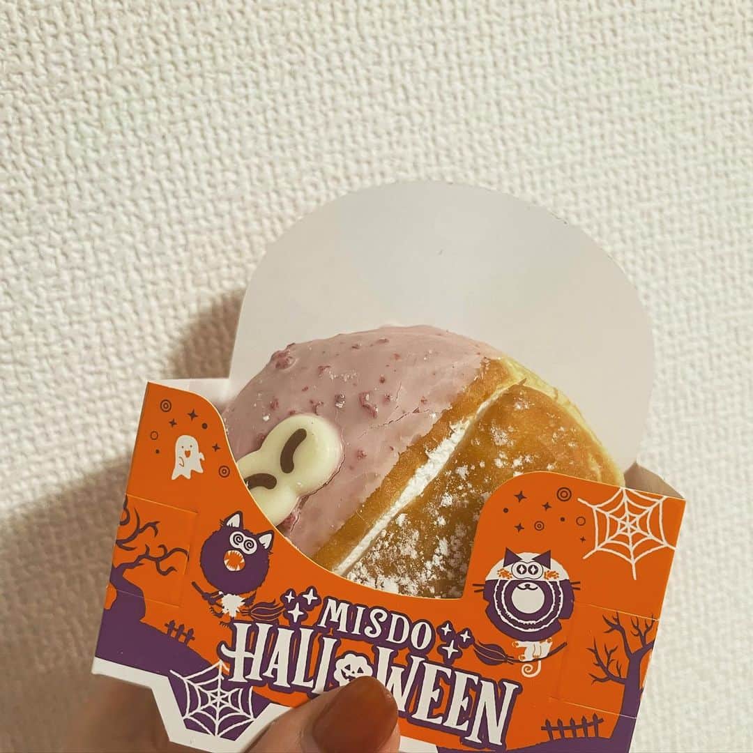 のインスタグラム：「.  今年も食べれた👻 Halloweenキタって感じ  #ミスド  #琥珀はダメ」