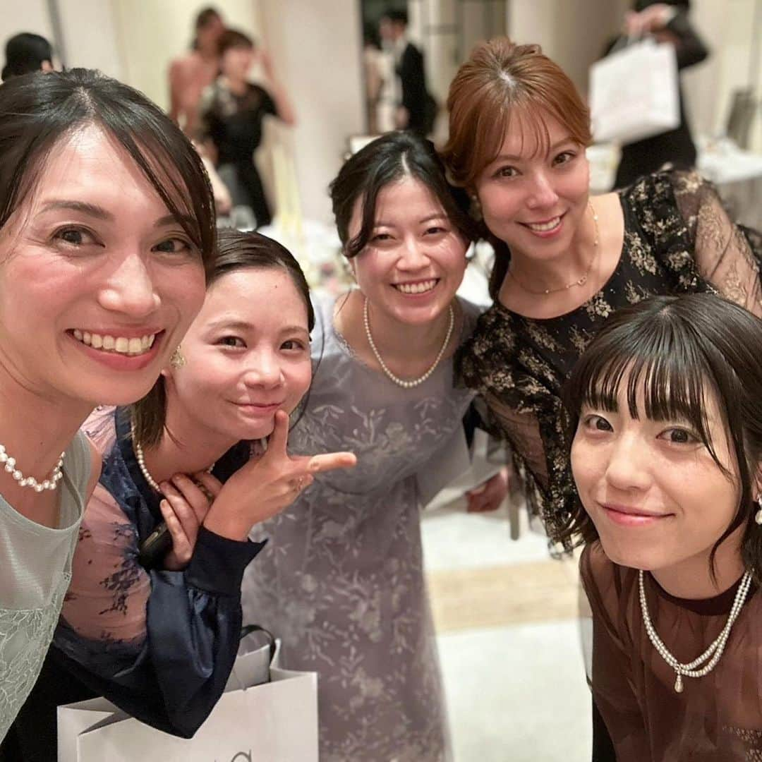 西村ケリーさんのインスタグラム写真 - (西村ケリーInstagram)「昨日は大好きな めぐ✨　@me_haruna.02 の結婚式に参加させて頂きました👰‍♀️💍 ずっと楽しみにしてたし、なるべく泣かないように頑張ったのに 泣きすぎて帰る頃には頭痛が🤦‍♀️笑　  幸せな姿のめぐがとにかく綺麗で素敵すぎる式でした💓 めぐ！！ずっと幸せにね✨☺️ 色んなことを共にした友達の晴れ舞台は本当に心に響くものがありますね🥺  これからもよろしくね！  そしてグラチア フットサル部⚽️のみんなと同じ席でこれもまた楽しくてみんなでワイワイしてました🙆‍♀️✨  仲良しの子たちにも会えて幸せな空間でした❤️  #結婚式　#👰‍♀️ #💒　#weeding #weedingdress  #セントグレース大聖堂  #心からおめでとう #青山セントグレース大聖堂  #matrimonio #💍」10月9日 21時08分 - kellynishimura8