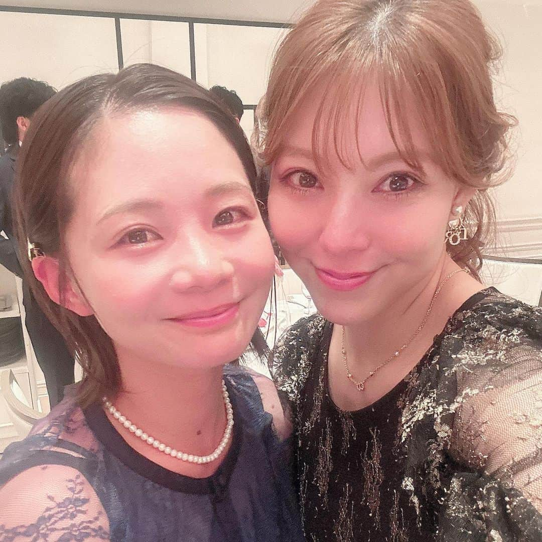 西村ケリーさんのインスタグラム写真 - (西村ケリーInstagram)「昨日は大好きな めぐ✨　@me_haruna.02 の結婚式に参加させて頂きました👰‍♀️💍 ずっと楽しみにしてたし、なるべく泣かないように頑張ったのに 泣きすぎて帰る頃には頭痛が🤦‍♀️笑　  幸せな姿のめぐがとにかく綺麗で素敵すぎる式でした💓 めぐ！！ずっと幸せにね✨☺️ 色んなことを共にした友達の晴れ舞台は本当に心に響くものがありますね🥺  これからもよろしくね！  そしてグラチア フットサル部⚽️のみんなと同じ席でこれもまた楽しくてみんなでワイワイしてました🙆‍♀️✨  仲良しの子たちにも会えて幸せな空間でした❤️  #結婚式　#👰‍♀️ #💒　#weeding #weedingdress  #セントグレース大聖堂  #心からおめでとう #青山セントグレース大聖堂  #matrimonio #💍」10月9日 21時08分 - kellynishimura8