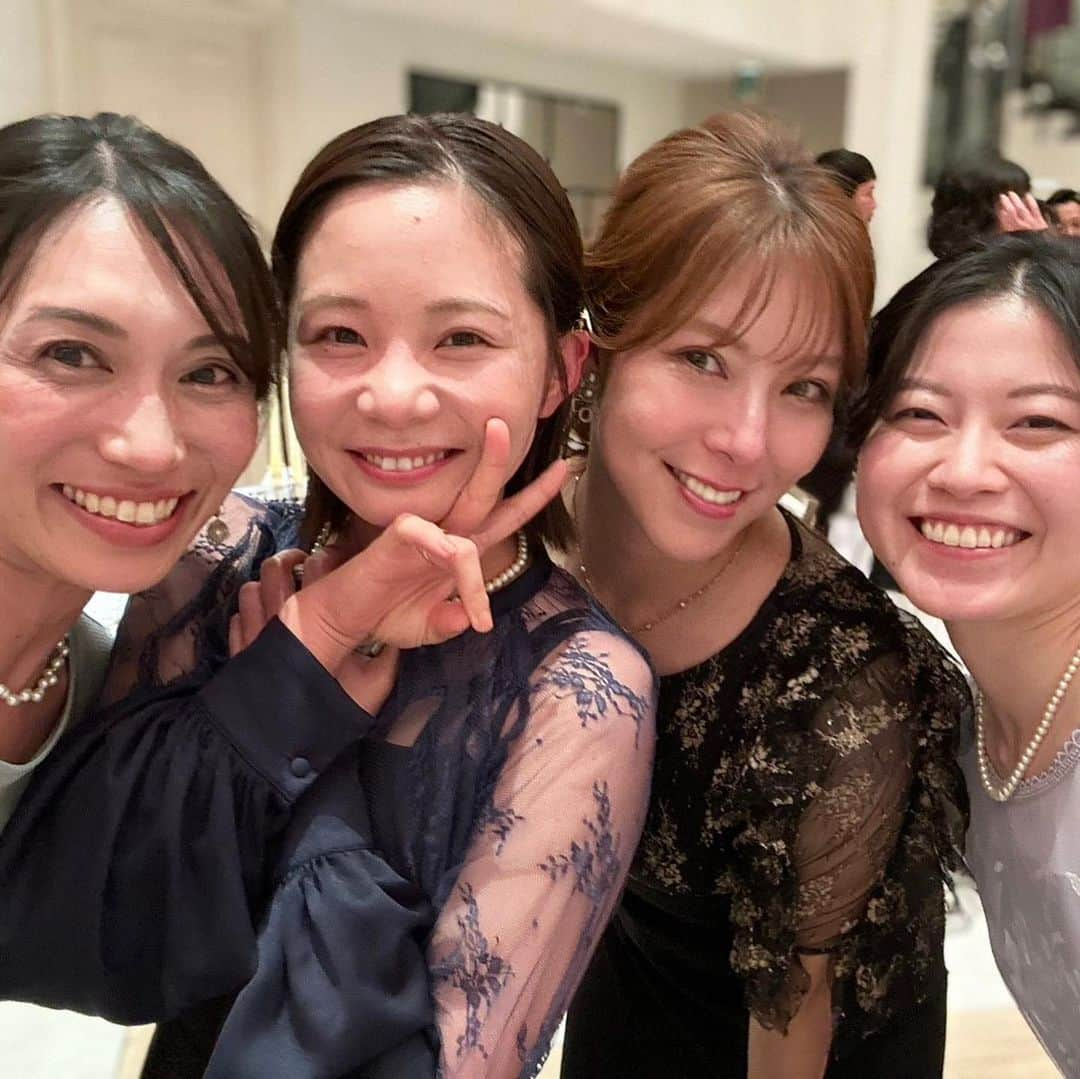 西村ケリーさんのインスタグラム写真 - (西村ケリーInstagram)「昨日は大好きな めぐ✨　@me_haruna.02 の結婚式に参加させて頂きました👰‍♀️💍 ずっと楽しみにしてたし、なるべく泣かないように頑張ったのに 泣きすぎて帰る頃には頭痛が🤦‍♀️笑　  幸せな姿のめぐがとにかく綺麗で素敵すぎる式でした💓 めぐ！！ずっと幸せにね✨☺️ 色んなことを共にした友達の晴れ舞台は本当に心に響くものがありますね🥺  これからもよろしくね！  そしてグラチア フットサル部⚽️のみんなと同じ席でこれもまた楽しくてみんなでワイワイしてました🙆‍♀️✨  仲良しの子たちにも会えて幸せな空間でした❤️  #結婚式　#👰‍♀️ #💒　#weeding #weedingdress  #セントグレース大聖堂  #心からおめでとう #青山セントグレース大聖堂  #matrimonio #💍」10月9日 21時08分 - kellynishimura8