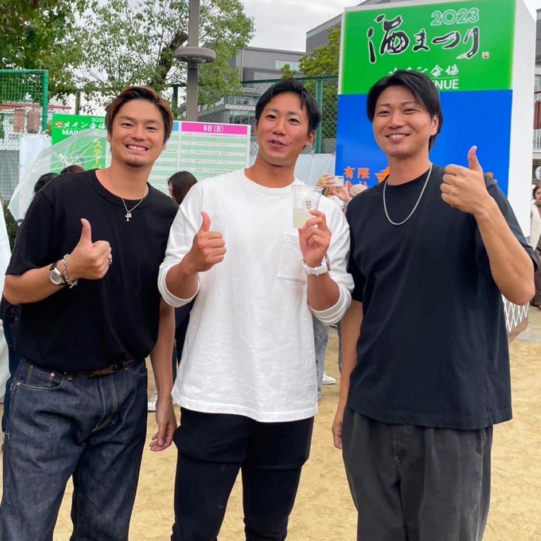 横山弘樹のインスタグラム：「【 酒まつり2023 】  もうめちゃくちゃ楽しかった🥳‼︎‼︎‼︎  トッティと一緒に出店できたことがまた最高やったね！ まさかのぐっさんも来てくれたのは笑った😂笑  ふたりともありがとね☺️✨  改めてYOKOCHEEとトッティレモンに来てくださった皆さんありがとうございました☺️✨  沢山の人たちとお話できて本当最高でした😝‼︎  どうだったかな️ー？  手伝ってくれたメンバーさんや、運営、実行委員会の方々にも本当に感謝です🙇🏻‍♂️‼︎  ということで酒まつり2023は…  大成功でした⭐️‼︎  皆さんありがとうございました🥳  ちなみにですが！  広島の方で明日明後日あたりでYOKOCHEE出品販売させてもらえる飲食店やテナントとかありませんか🥹？  ※良かったらDMかコメントください🙏🏻  #酒まつり #YOKOCHEE #トッティレモン #戸田隆矢 #山口翔」