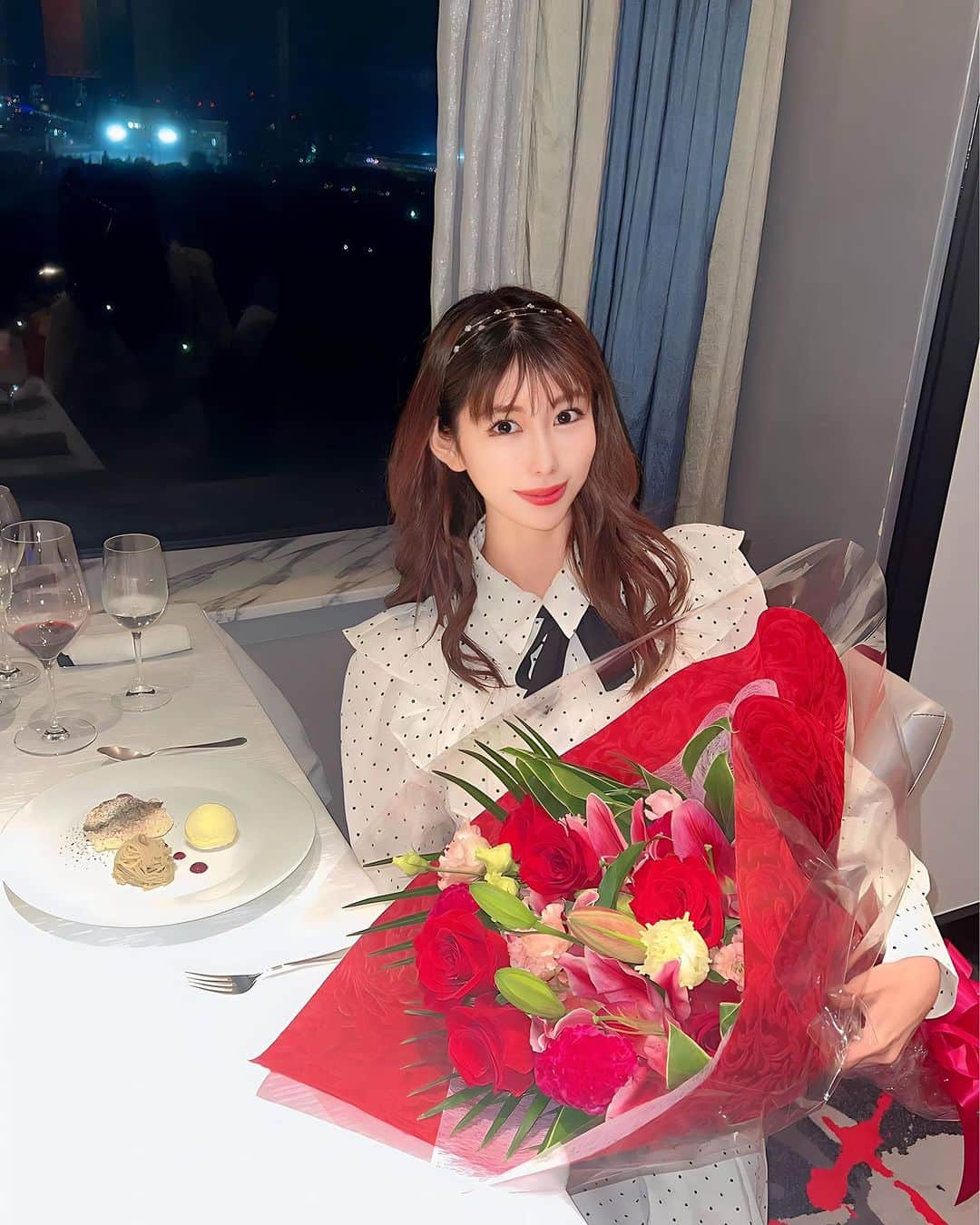 倉岡生夏のインスタグラム：「💐🍽️ ・ ・ 先日、会食でまさかのお誕生日？💐笑 ７月なのに最近お祝いして頂ける😆ありがとうございます。♡ ・ この日🏫でアクアパッツァの話をしてきたらアクアパッツァ出てきたけど、笑 もはや食材が豪華でブイヤベースのような味わいでした^ ^ ・ 三連休あっという間でした！ ・ ・ ・ ・ #グルメ女子 #グルメスタグラム #仕事コーデ #フレンチレストラン #個室ディナー #赤坂グルメ #大人可愛いコーデ #大人可愛い #アラサーファッション #アラサーママ #花束 #お花のある暮らし #お花のある生活 #お花好きな人と繋がりたい #ディナーコーデ #ホテルニューオータニ #ホテルディナー #japanesegirl #japanesefood」