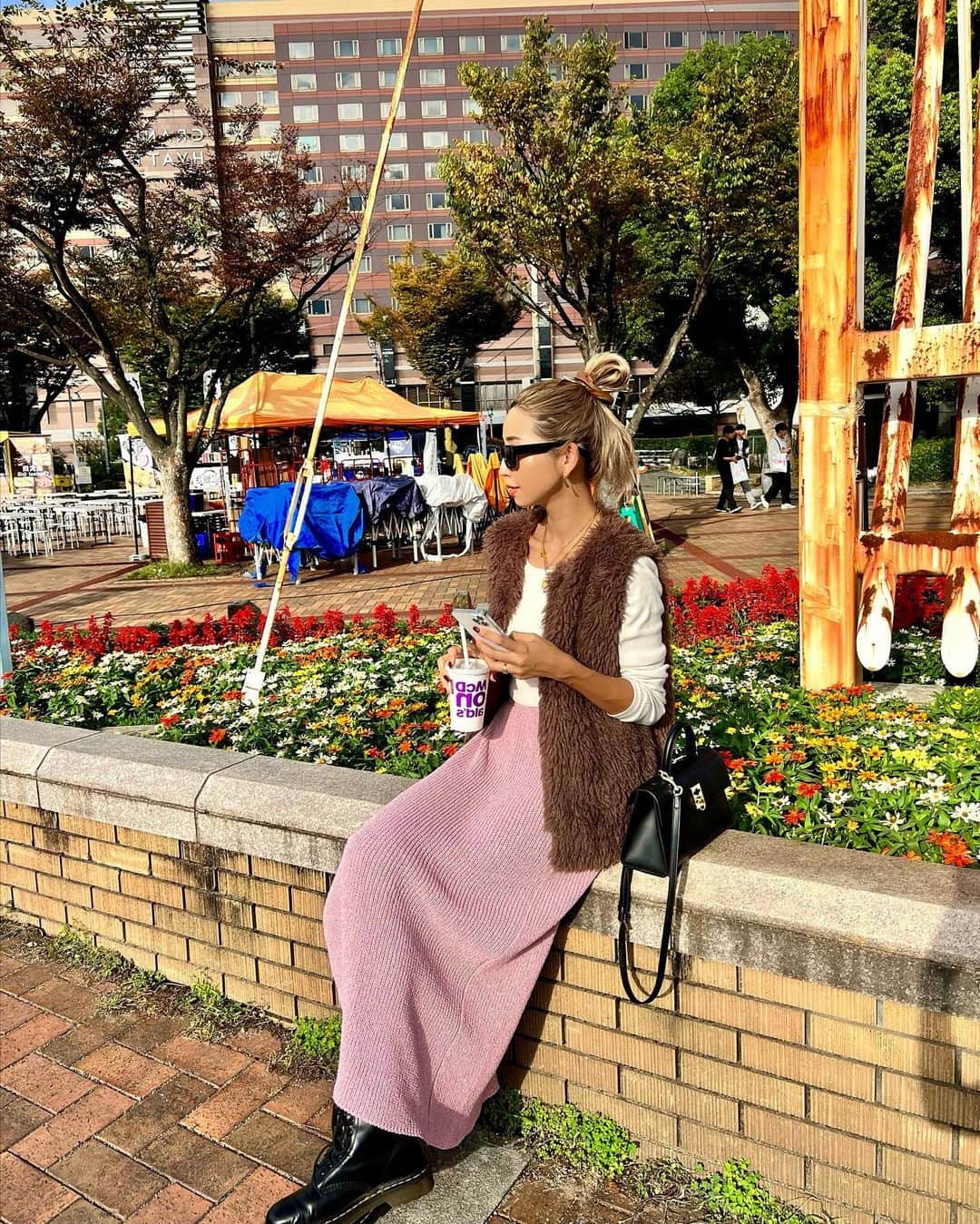 草野春香さんのインスタグラム写真 - (草野春香Instagram)「.  今年も @mite__official の ファーベストが活躍🤎🍂 昨日はグレーで今日はブラウンを🫶🏾  #mite #miteコーデ #ミテジョ #秋コーデ #searoomlynn #ファーベスト」10月9日 21時12分 - _haruka030_