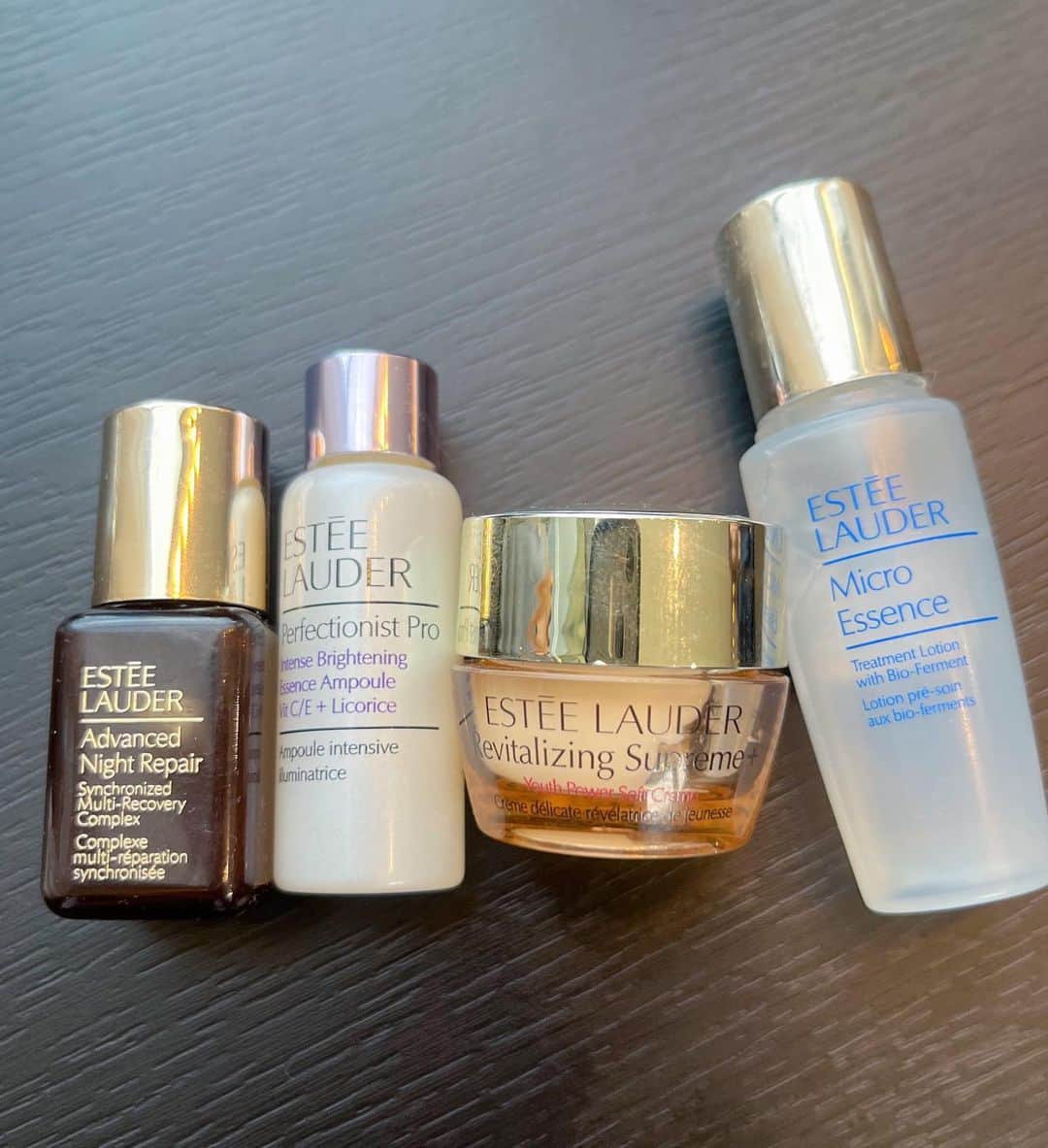 kokiのインスタグラム：「@esteelauderjapan @esteelauder  #esteelauder #esteelauder   My traveling buddies🥰 旅行をする時に必ずバッグに入ってるアイテム💗  ミニサイズなので飛行機の中でも、気軽に潤いがある肌を保てます☺️」