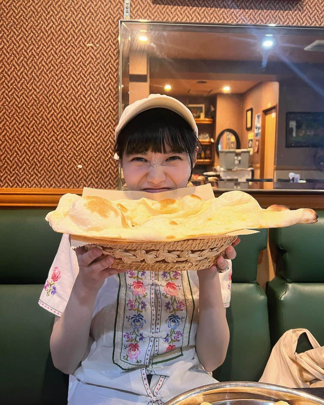 荒川ちかさんのインスタグラム写真 - (荒川ちかInstagram)「いっぱい食べる君が好き…(食べ過ぎた夏)」10月9日 21時16分 - chikatetu