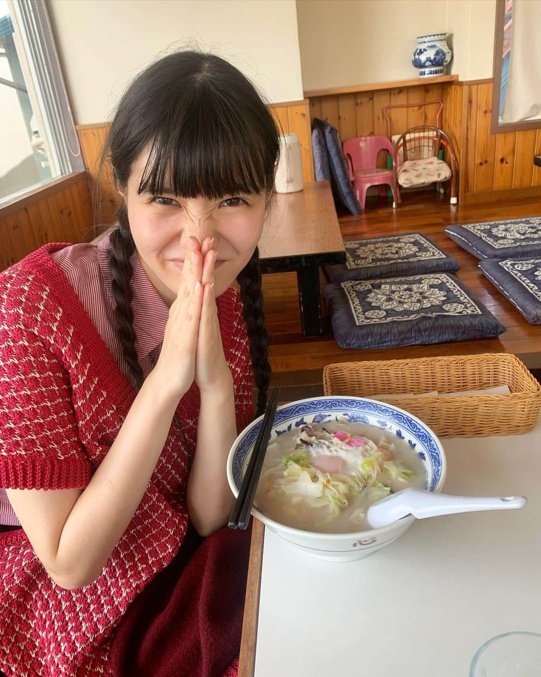 荒川ちかさんのインスタグラム写真 - (荒川ちかInstagram)「いっぱい食べる君が好き…(食べ過ぎた夏)」10月9日 21時16分 - chikatetu