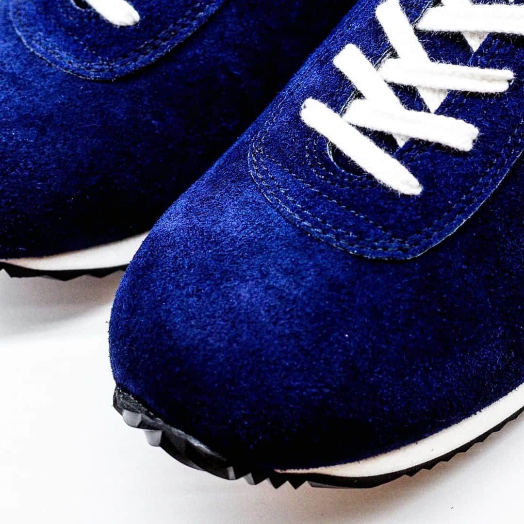 struct by blueover さんのインスタグラム写真 - (struct by blueover Instagram)「写真だけでは伝わりにくい素材感。mikeyで使用しているアッパー材は、厚口のベロア。コシがあり、それでいて柔らかな素材は、履き込むほどに味を増す。  #blueover #sneakers #leather #leathershoes #mensfashion #セレクトショップ #スニーカー好きな人と繋がりたい #革靴」10月9日 21時17分 - blueover_struct