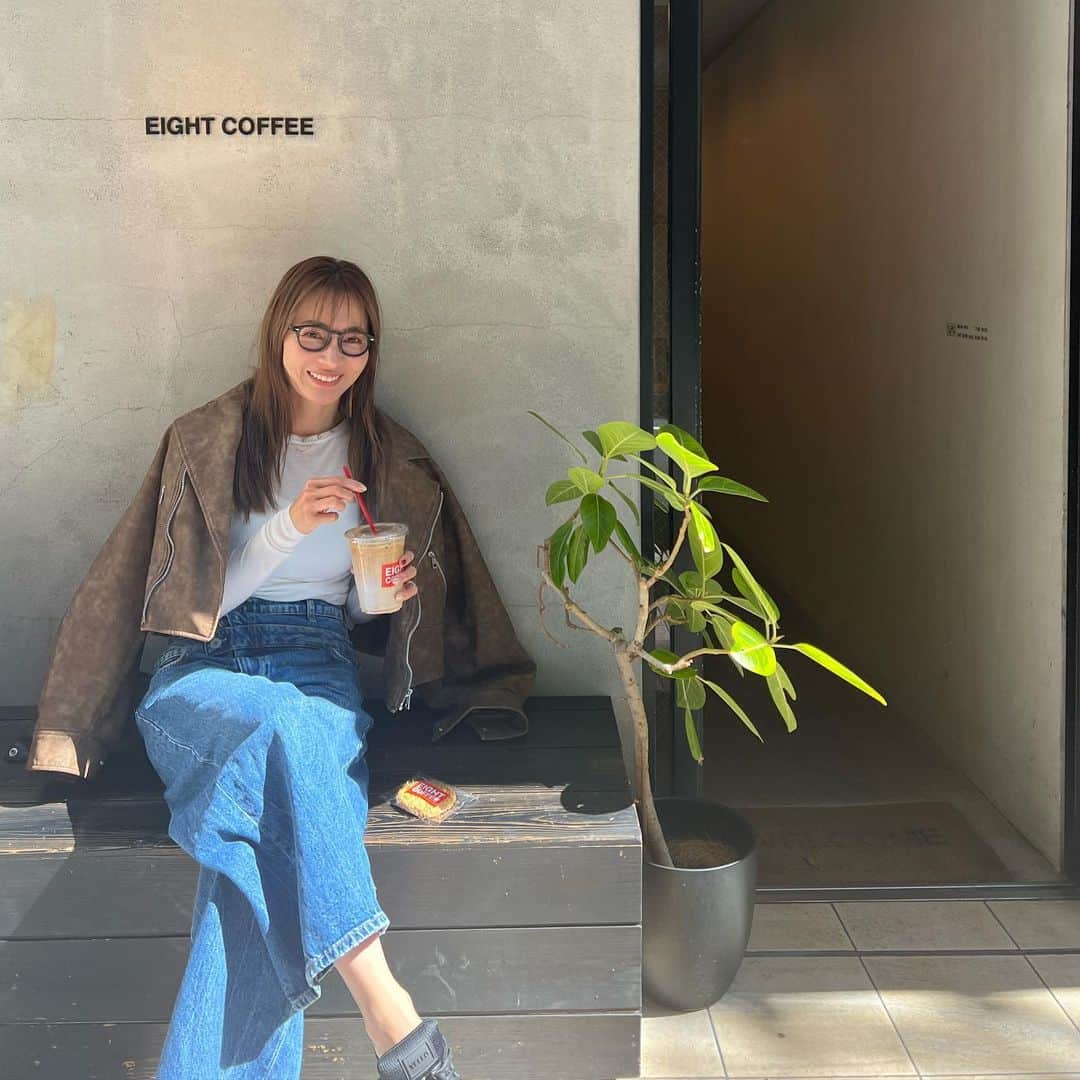 のインスタグラム：「. 最近一気に寒くなりましたね！ 皆さん✨ 体調こわさないように気をつけて 過ごしていきましょーね。  今は大阪で 生放送終わりです。  新幹線の移動の時間、 好きなんですよね。  今日はカプチーノのベンティ！ 　どんどん濃いのが 　好きになっていく。。  #新山千春 #カフェ巡り #ラテ好き #カプチーノ好き」