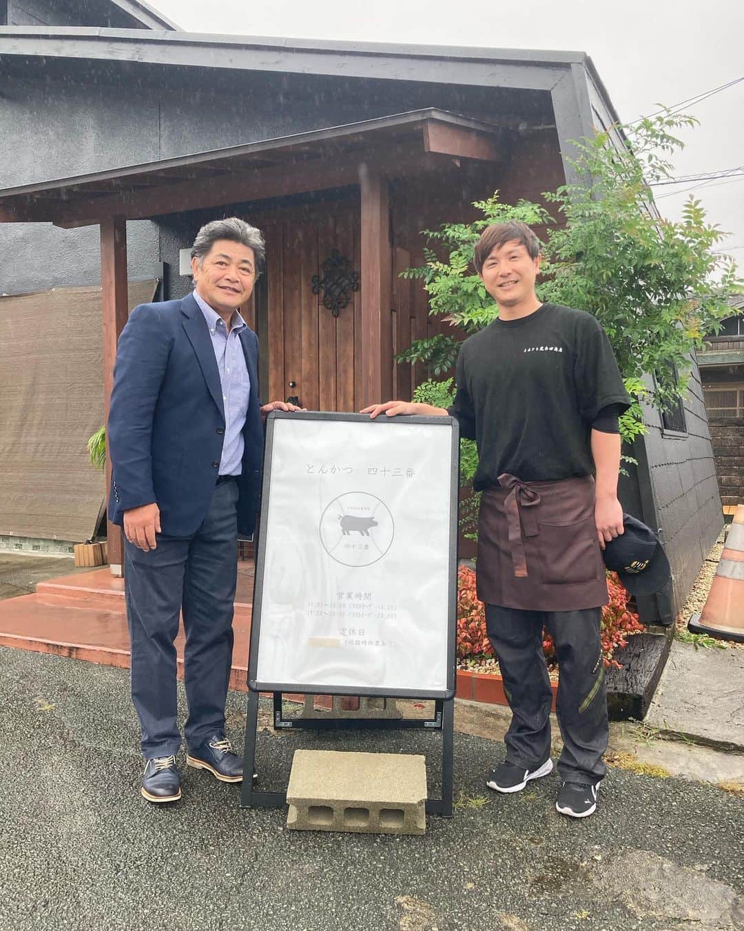 江川智晃さんのインスタグラム写真 - (江川智晃Instagram)「工藤さんがとんかつ43番に来てくれました☺️ 久しぶりにお会いできて嬉しかったです^ ^ しかもわざわざ伊勢まで来ていただきありがとうございました♪ 監督時代から今も変わらず、応援していただき本当にありがとうございます‼️ お世辞も入ってたと思いますが、かなり褒めて頂きありがとうございました😊 野球の時より、褒めてもらった気がします‼️笑 またこれからも現状に満足せずもっと美味しくなるよう頑張ります‼️ シェフ2人も甲子園を目指した野球少年なので、かなり興奮して写真を撮ってもらいました‼️ ありがとうございました😊  #工藤公康さん #監督 #ソフトバンクホークス #まるとも荒木田商店 #とんかつ43番」10月9日 21時18分 - egatomo43