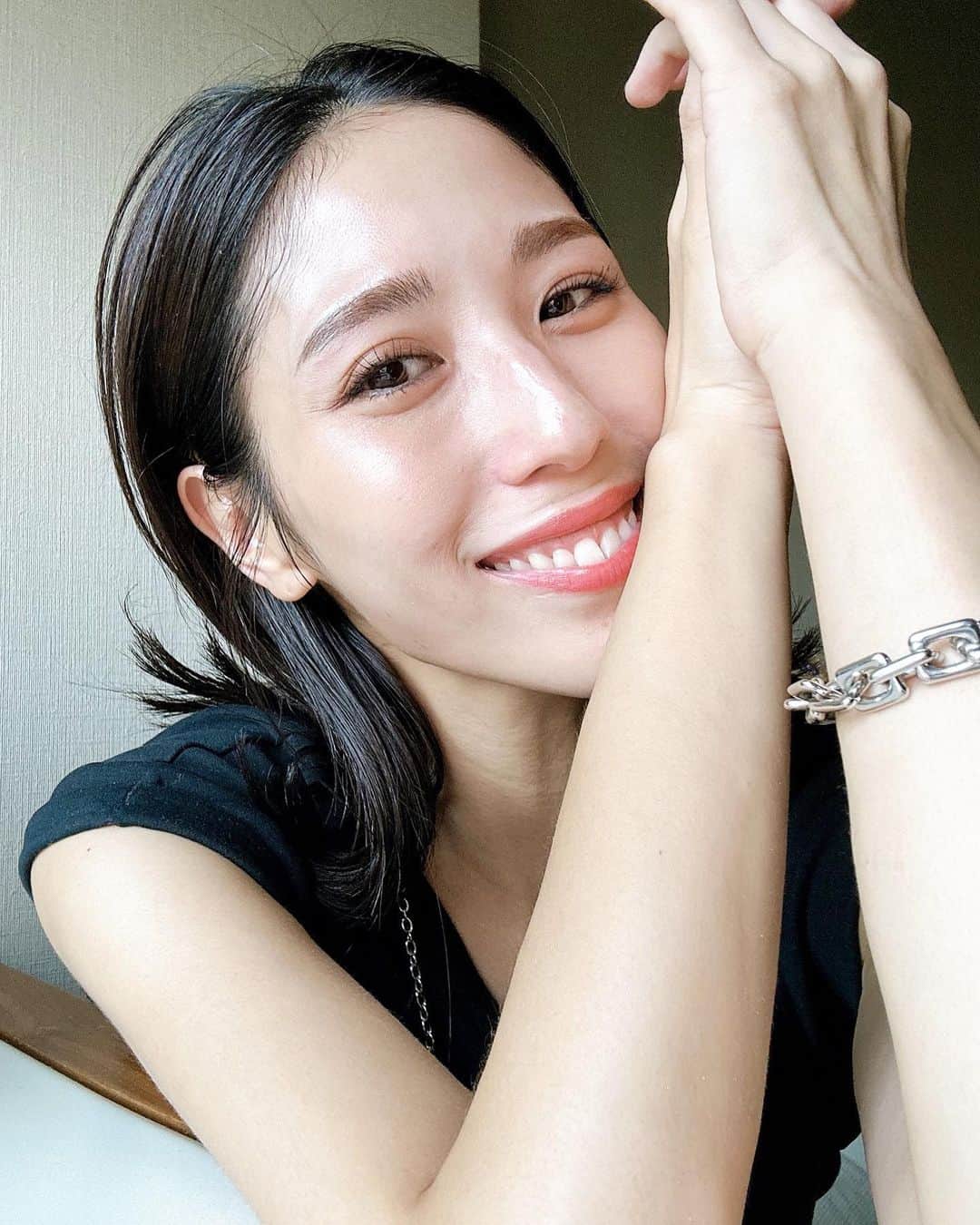 のインスタグラム：「. 最近いつもの夜のスキンケアにプラスアルファして  @loccitane_jp の夜用美容液 イモーテルオーバーナイトリセットセラムを使い始めたの🌙✨  イモーテルのオイルカプセルがぎっしり入っていて、 紫外線などで日中受けた肌ストレス、 寝不足や疲労で疲れたお肌を、 寝ている間にケアして翌朝には ふっくらなめらかなお肌に戻してくれて 既にとっても頼れる存在。  これをプラスで塗った日の翌朝は 疲れを感じさせないくらい お肌が安定してくれるの🥹✨  #PR #ロクシタン#loccitanepr #イモーテルオーバーナイトリセットセラム #夜用美容液#美容液 #夜リセット」