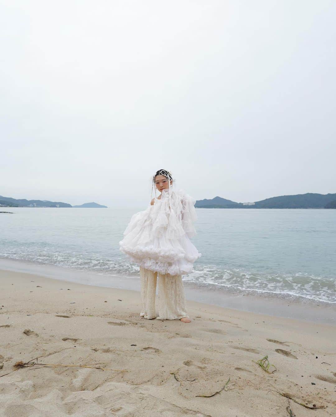 eriのインスタグラム：「波と砂と花曇りに 同化する青葉さん  @ichikoaoba」