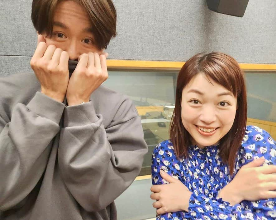 たけるのインスタグラム：「からの、fun time radioの収録📻✨・ ・ 何やら恥ずかしがってます。どんな話題だったんでしょうか…⁉️笑・ ・ 沢山のメッセージありがとうございます。収録につき、しかも僕らが喋りすぎにつき、なかなか全部のメッセージをリアルタイムで紹介できずにいるのですが、タイムラグはありますが必ずどこかで読ませて頂きます。・ ・ これからもじゃんじゃん下さーーーーい‼️・ ・ ・ 今週のオンエアもお楽しみに。・ ・ 詳しい内容は @funtime_radio にて👍・ ・ ・ ＊＊＊＊＊＊＊＊＊＊＊＊＊ ・ 📻お知らせ✨・ ・ 4月から、エフエム福岡にて小雪ちゃんとパーソナリティをさせて頂くことになりました🙌・ ・ ディアウーマンpresents 『fun time radio』。九州の皆様と週末を楽しく過ごせるような素敵な話題をお届けする新番組です✨・ ・ なんと九州6局ネット‼️・ ・ エフエム鹿児島 (金)11:30 エフエム福岡 (金)12:00 エフエム長崎 (金)12:00 エフエム佐賀 (金)12:30 エフエム熊本 (金)15:00 エフエム宮崎 (土)11:00・ ・ 地元鹿児島の皆さんにも聴いていただけるのは嬉しいなぁ😆・ ・ 大先輩山田優子さんとBUTCHさんかからのバトンタッチ。小雪ちゃんやスタッフさんの胸を借りて頑張ります💪・ ・ メッセージもじゃんじゃん送って下さーい‼️・ ・ fun@fmfukuoka.jp・ ・ 毎週一名様にfunなプレゼントもありますよ🎁✨・ ・ ・ #4udearbeauty #ディアウーマン #fm福岡 #小雪 #TAKERU #たける  #ボイジャー #ウルトラマン #エントリーサービスプロモーション」