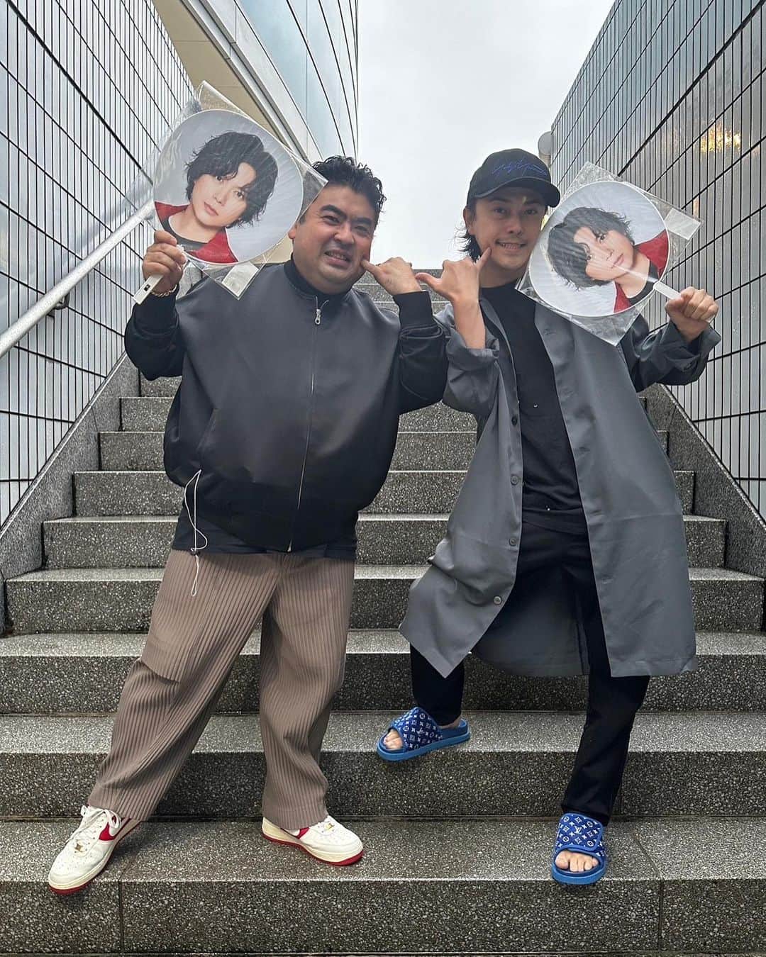 勝地涼のインスタグラム：「NEWS LIVEへ💜💛💚 振り絞りながら歌う姿に 魂を揺さぶられた。  最後の挨拶ホロリとした。 大変な中だけど 距離を変えずにね。  3人のバランスがほんと好きだな。  いい時間をありがとう。 しげかとう。 加藤涼🦦💚🦦  宮野真守くんと久々の再会！！ @miyano_mamoru_pr  劇場版ガンダム00以来 また仕事したいね！  はぁいい一日だった☺️  昨日までの僕よ 共に乗り越えてきたじゃないか 僕は誓うよ　 一切引かないし　一才負けない 生まれた日から今日までの僕がみてる 明日もそう 少しずつ前へ　  最高Team NEWS 🙌 @takahisaaaamasudaaaa  @keiichiro.koyama  @shigeaki_kato_whoiam」