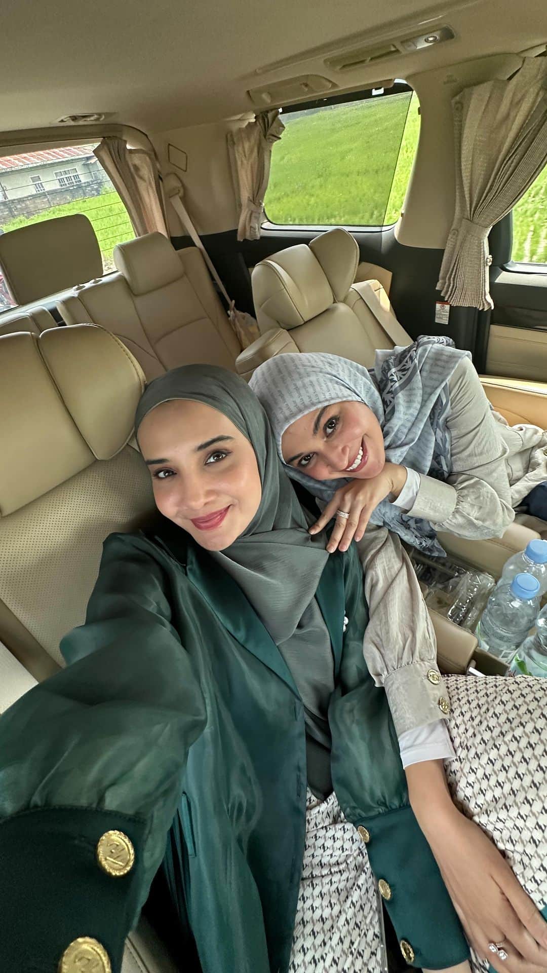 Zaskia Sungkarのインスタグラム：「MasyaAllah tabarakAllah  🥹  Pulang kejakarta dapet view seindah ini  Penutupan yang indah dari berapa hari ini ditengah schedule padat  Untuk opening  @zaskiasungkar_sungaipenuh  Dan @shibyshireen_padang  tapi bahagia banget  Udah lama gak quality time sama @zaskiasungkar15 sejak nikah  2  hari ini Tidur berdua bangun ketemu dia lagi dia lagi 🥹 se happy itu  Yang belum married dan punyaa kaka atau adik nikmati yaaa 😘percaya deh setelah nikah bakal kangen」