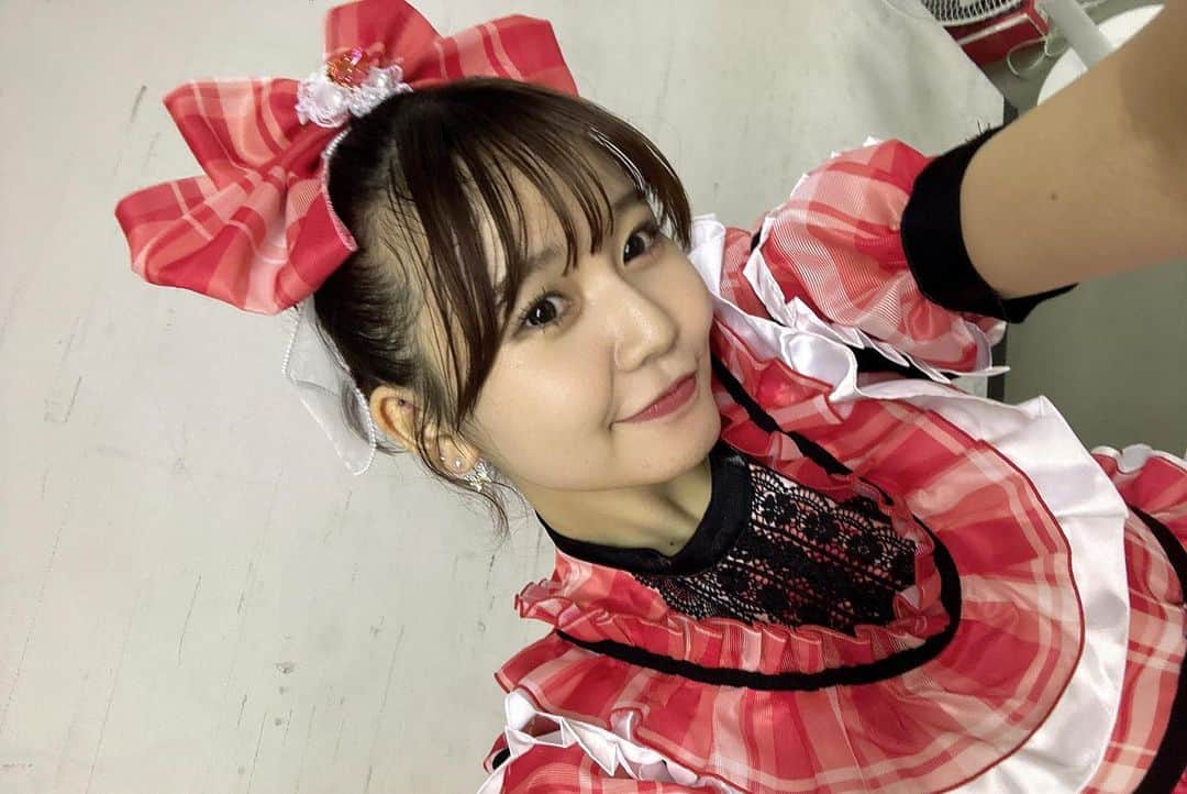 上村亜柚香さんのインスタグラム写真 - (上村亜柚香Instagram)「.  新衣装かわいい！❤️‍🔥 デカリボンかわいい！❤️‍🔥 初めて見た時デカすぎて衝撃だったけど！笑」10月9日 21時23分 - kamimuraayuka