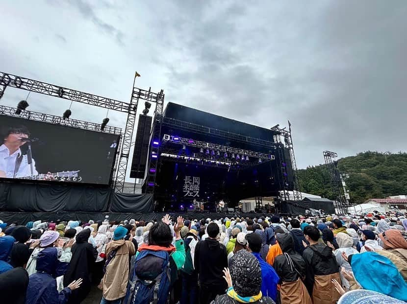 橋口洋平さんのインスタグラム写真 - (橋口洋平Instagram)「長岡米百俵フェス、今年も出演させて頂きました。  一人一人がよく見えたのでみんなの笑顔が焼きついてます。すごくいい時間でした。そして川崎鷹也くん（ @kawasaki_takaya ）とまた「まばたき」を歌えて、素晴らしい歌声をまた隣で聴けました。お客さんの声含めて最高でした。  HOPE TO THE FUTUREも、歌が入って初めて、花火と見れて感動でした。初めてインストから作った楽曲。形になって良かったし、素敵な機会をありがとうございました。歌詞を書いてくださった岡嶋かな多さん（ @kanataokajima ）と同じ花火を見れたのも嬉しかった。  Nulbarichで鍵盤弾いてたヤマザキタケル（ @yamazakitkr ）は高校と大学の同級生で、こうして時を経て一緒のステージに立てたのは感無量でした。 そのステージを袖で安東さん（ @hiroki_andy ）と一緒に見れたのも贅沢だった。  あと松下洸平くん（ @kouheimatsushita_official ）の今日の「体温」が痺れました。めちゃめちゃかっこよかったしグッときた。  書ききれないほどたくさん思い出作れた。また来年も出演出来ますように。  #米フェス」10月9日 21時33分 - hashiguchi_wacci