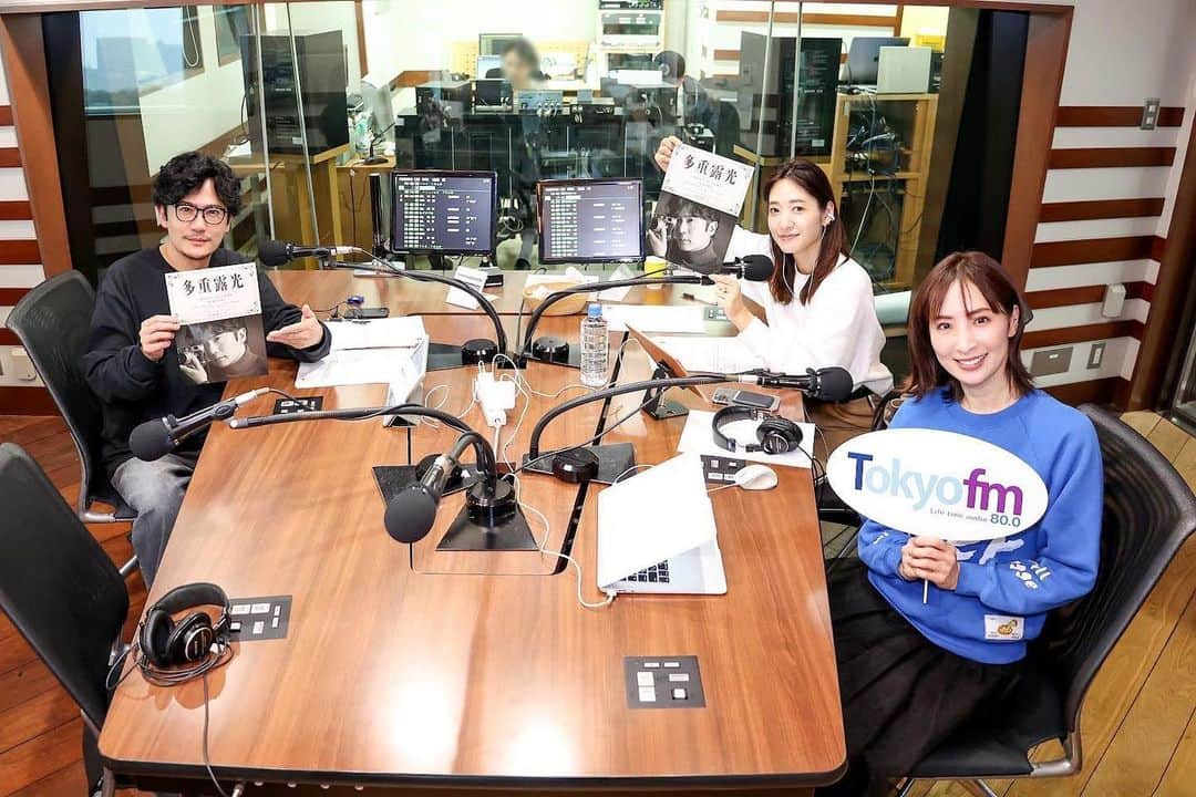 真飛聖さんのインスタグラム写真 - (真飛聖Instagram)「ラジオ📻  TOKYO FM 『THE TRAD』に 生出演させていただきました📻 舞台『多重露光』で ご一緒している吾郎さんのラジオ📻  舞台のお話や、ミッドナイトスワンのお話などなど・・・ あっという間に時間が過ぎてしまいましたが、 楽しくお話させていただきました♡  聴けていない方は、 ぜひぜひradikoでお聴きくださいませ〜📻  そして、 『多重露光』の舞台は 今月22日まで日本青年館ホールにて公演していますので、ぜひぜひいらしてくださいね📷  #TOKYOFM #THETRAD #稲垣吾郎 さん #吉田明世 さん #舞台#多重露光」10月9日 21時32分 - sei_matobu