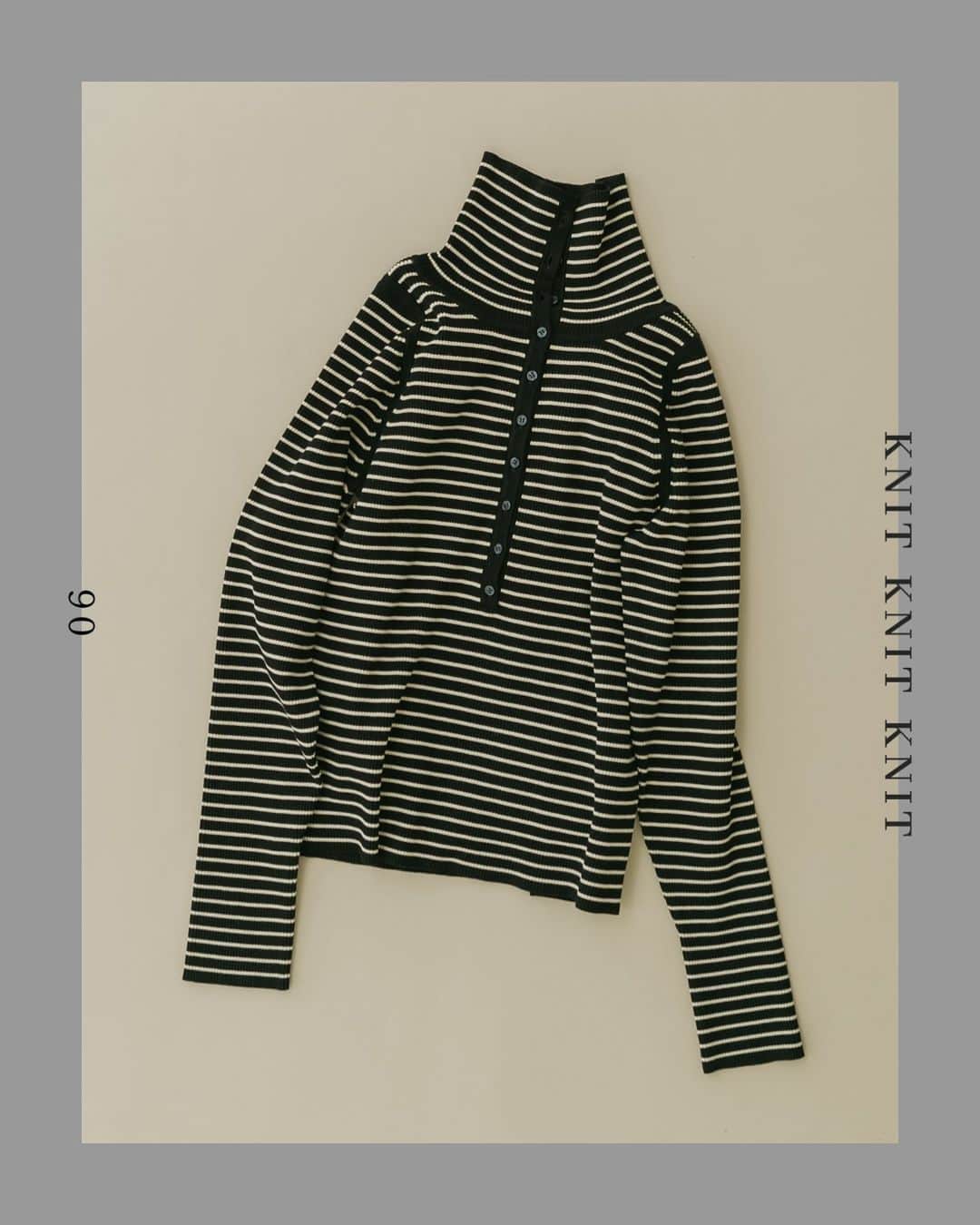 のインスタグラム：「ㅤㅤㅤㅤㅤㅤㅤㅤㅤㅤㅤㅤ　　 KNIT KNIT KNIT ＿＿＿＿＿＿＿＿＿＿＿＿ ㅤㅤㅤㅤㅤㅤㅤㅤㅤㅤㅤㅤ　　 ◾️06 2WAYタートルリブニット  ¥12,100(税込) ㅤㅤㅤㅤㅤㅤㅤㅤㅤㅤㅤㅤ　　 毛羽立ちにくい素材を使用し、リブ目がきれいに出るよう仕立てた2WAYタートルニットは、ストレッチの効いた生地が程よく身体にフィットし、コンパクトなサイズ感ながらも締め付けのない快適な着心地。 肩幅を少し狭くし袖丈を長めに設定することで、手が長くきれいに見えるよう仕上げました。 ボタンの開け方によって表情が変わるため、その日の気分に合わせてスタイリングを楽しんでいただけます。 ＿＿＿＿＿＿＿＿＿＿＿＿ ㅤㅤㅤㅤㅤㅤㅤㅤㅤㅤㅤㅤ　　 #urbanresearch #アーバンリサーチ  #ニット  #ニットコーデ」