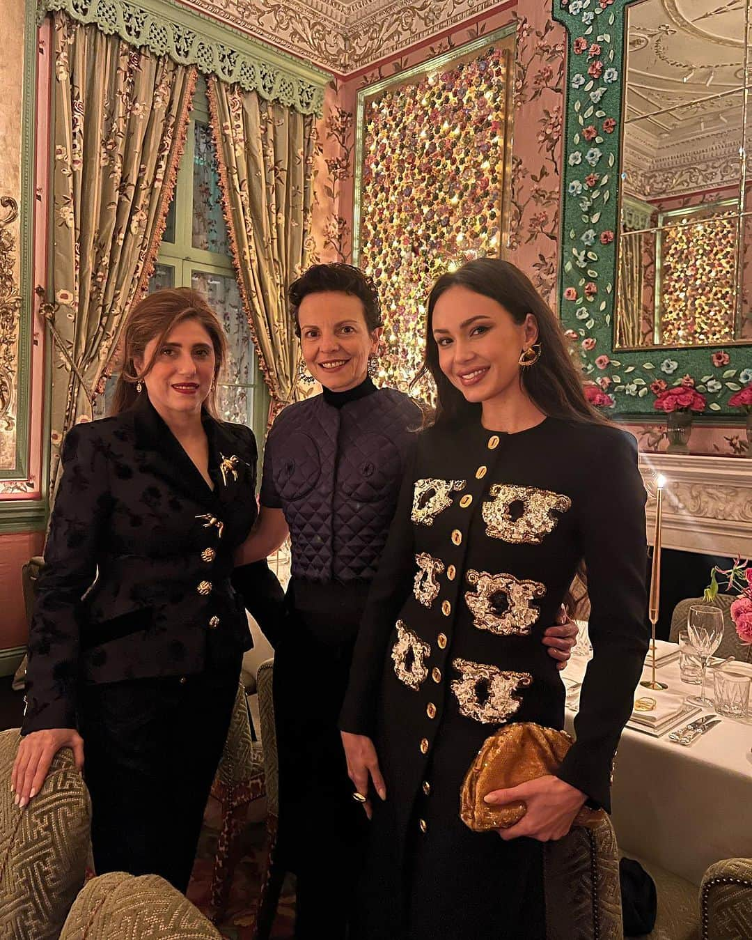 アイーダ・ガリフッリーナさんのインスタグラム写真 - (アイーダ・ガリフッリーナInstagram)「A beautiful dinner with the CEO of @schiaparelli @delphine_bellini and the creative team ♥️ thank you so much for having me   #Annabels #Schiaparelli #fashion #opera」10月9日 21時33分 - aidagarifullina