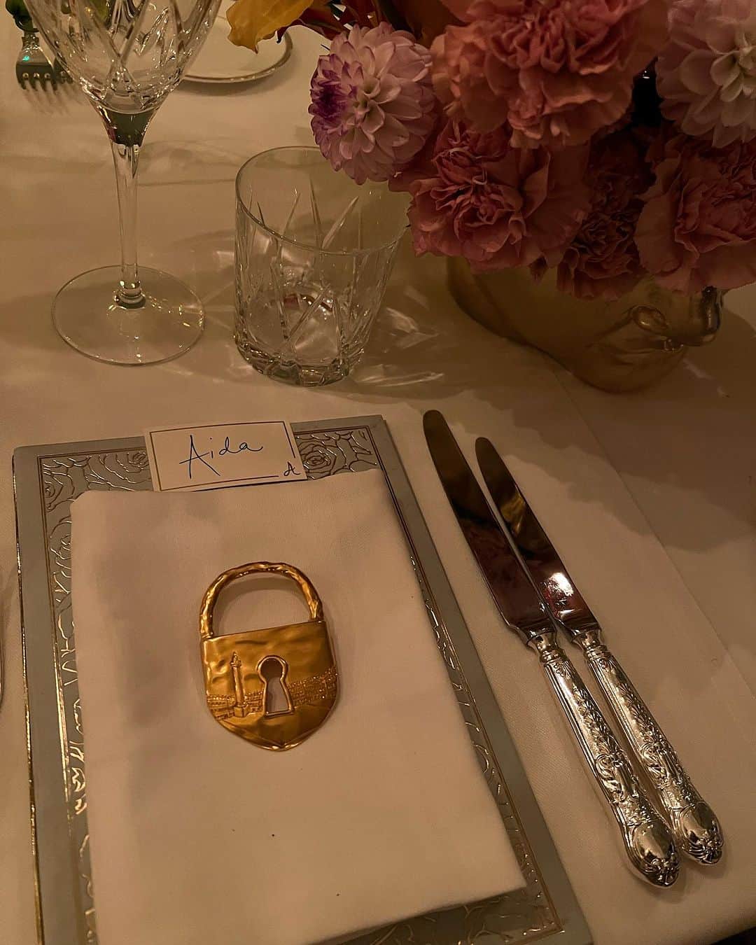 アイーダ・ガリフッリーナさんのインスタグラム写真 - (アイーダ・ガリフッリーナInstagram)「A beautiful dinner with the CEO of @schiaparelli @delphine_bellini and the creative team ♥️ thank you so much for having me   #Annabels #Schiaparelli #fashion #opera」10月9日 21時33分 - aidagarifullina