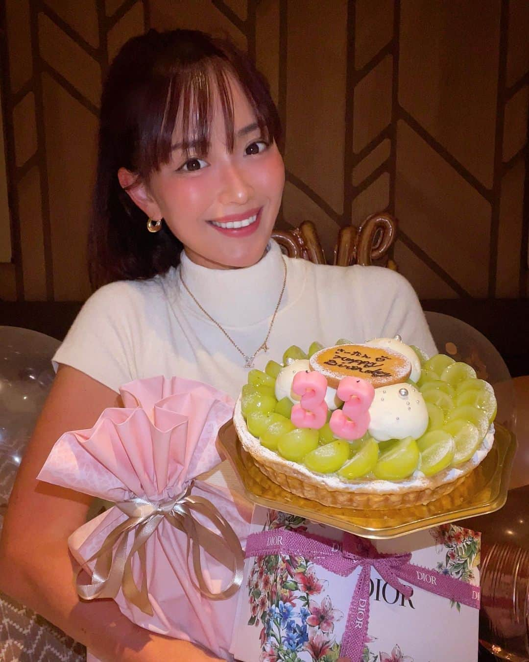 さーたんのインスタグラム：「10月9日 33歳になりました🤭🎊  33歳も自分の生きたい人生を歩みます🚶‍♀️🌈 引き続き頑張る事もたくさん‼︎ 新しい目標もたくさん‼︎ その話はまた今度🤭  33歳の私もよろしくお願いします💕💕  #誕生日 #birthday」