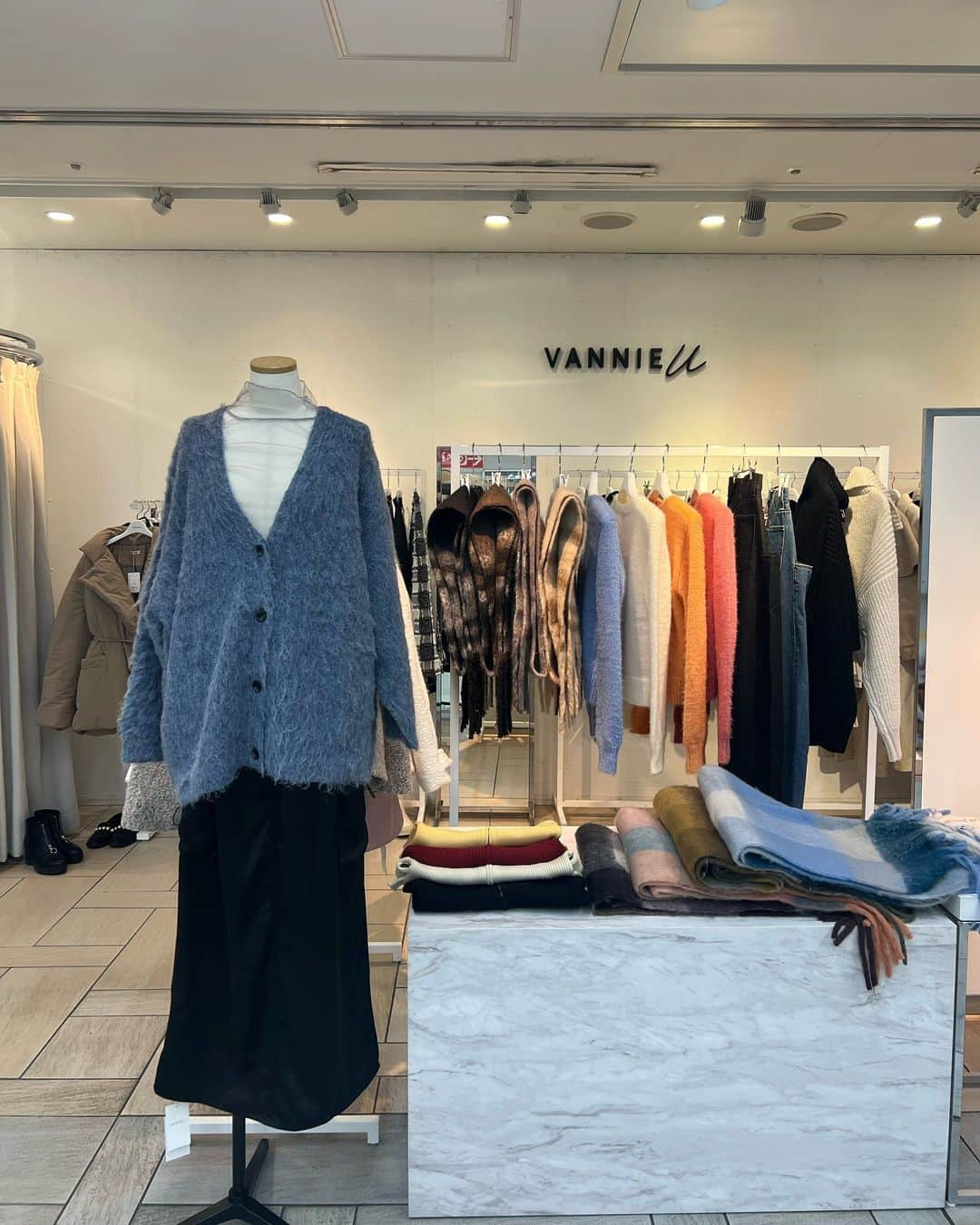 吉次玲奈さんのインスタグラム写真 - (吉次玲奈Instagram)「VANNIE U POPUP ご来店いただいたお客様誠にありがとうございました❣️ ⁡ 今回初のdirection itemを出させていただきました☺️ ⁡ 正直たくさんお在庫は用意していたので、3日間で売り切れたら嬉しいなという気持ちでした ⁡ 初めてだったので、自分が可愛いと思うものがみんなにはどう映るのか、すごくドキドキだったし不安もありました。実は前の日眠れなかったです🥹笑 ⁡ ありがたいことに初日からたくさんの方に並んでいただき、カーディガンは3分で完売。他アイテムも即完。 2日目、3日目も寒い中たくさんの方に朝から並んでいただけて、本当に夢を見ているのかなと今でも不思議な気持ちになります(朝の時点で完売で買えなかった子、本当にごめんね😭) ⁡ SNSをフォローしてくれたりコメントやDMをくれたり、応援してくれている方々がいるから今回 direction itemが実現しました ⁡ 私に夢を見させてくれて、本当にありがとうございます(泣きそう) ⁡ これからもみんなに喜んでもらえるようなお知らせができるように頑張ります！ ⁡ SNSも参考にしていただけたり、楽しんでいただけるように投稿するのでみんなよろしくね☺️🫶🏻 ⁡ 自分のブランドを持つという夢を みんなと一緒に叶えられるよう、頑張ります ⁡ これからもよろしくお願いします♡ ⁡ 地方のファンの子、今回用事があって来れなかった子、また必ず会える機会を作るのでその時ぜひ会いに来てね！😌 ⁡ みんな大好きだよ〜本当に本当にありがとう〜😭❣️ ⁡ #vannie_u #ヴァニーユー #zozotown #ゾゾタウン #カーディガン #ワンピース #スカート #フェミニン #秋コーデ #秋服 #秋服コーデ #秋冬コーデ #オフショル #秋服コーディネート #カーディガンコーデ #ニット #フレアスカート #156cmコーデ #20代コーデ #大人カジュアル #スウェットコーデ #スウェット #着回し #着回しコーデ #ootd #1週間コーデ #コーデ #イエベ春 #花柄コーデ #ビジュー」10月9日 21時25分 - rena_yoshitsugu