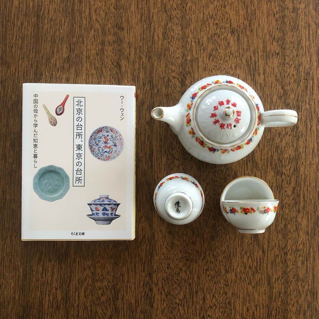 井山三希子さんのインスタグラム写真 - (井山三希子Instagram)「・ 昨日は明日から販売が始まる銀座MUJIでの JAPAN CRAFT 「百工のデザイン」展へ  連休での人の多さに写真も撮らず湯島へ nicoさんのエントランスで行われている中国茶の道具も素敵だったけど、私はキュートな台湾の銀行のノベルティらしい茶器とウー・ウェンさんの本を  帰りに転院後行けてなかった父の病院へ行ったら日曜は面会が出来ないと、転院時に渡された面会のお知らせに各病棟毎日15:30からと…  MUJI JAPAN CRAFT 百工のデザイン展 この数年はグループ展への参加もあまりなく、104名の作り手の器が並ぶ中で見る自分の器は、何だか弱く異質の物に見えてしまった」10月9日 21時27分 - nikoyagi