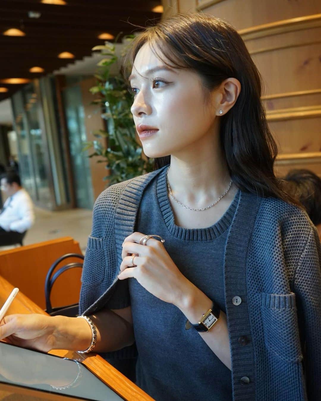 のインスタグラム：「本日23:59まで受注販売受付中の Basket Knit Cardigan / Crew neck Knit pullover  サマーコレクションでも大人気で、今回のポップアップでも即完売してしまったアイテム✨今季はGrayとPinkが仲間入り♡  色違いで揃えてくださるお客様が沢山いました☺️  太番手のバスケット編みでふっくら柔らかい風合いに仕上げたニットカーディガンは、デコルテのラインを美しく見せる首まわりと、コンパクトな丈感がすっきりとした印象に見せてくれます。 上質な艶感が目を引くシェルボタンを施し、繊細な女性らしさをプラス。  White、Pink、Gray、Blackの4色展開です✨」