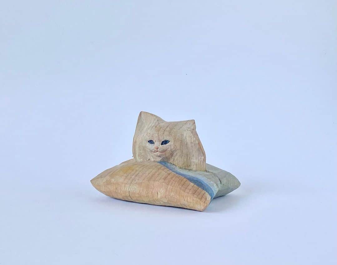 花房さくらさんのインスタグラム写真 - (花房さくらInstagram)「秋の花粉症、出てきてませんか？ そんな時はポケットティッシュをどうぞ。  え？ティッシュに見えない？ (もっと上手くなりたいなぁ･･･)  #ポケットティッシュ  #tissue  #cat #sculpture #hanafusasakura」10月9日 21時28分 - sakura_hanafusa