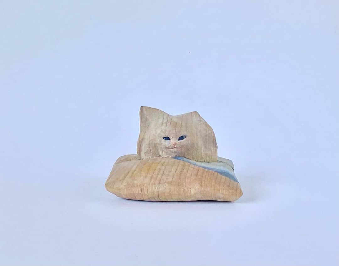 花房さくらのインスタグラム：「秋の花粉症、出てきてませんか？ そんな時はポケットティッシュをどうぞ。  え？ティッシュに見えない？ (もっと上手くなりたいなぁ･･･)  #ポケットティッシュ  #tissue  #cat #sculpture #hanafusasakura」