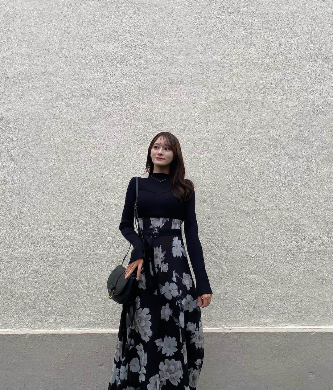 のインスタグラム：「. 大人っぽコーデの日🖤  どんなシーンにでも使いやすい細見えワンピース🥂  アウターも大きめの襟とシルエットが可愛すぎる~🤍  @mercuryduo_com   #マーキュリーデュオ#mercuryduo#ムートンジャケット#pr」