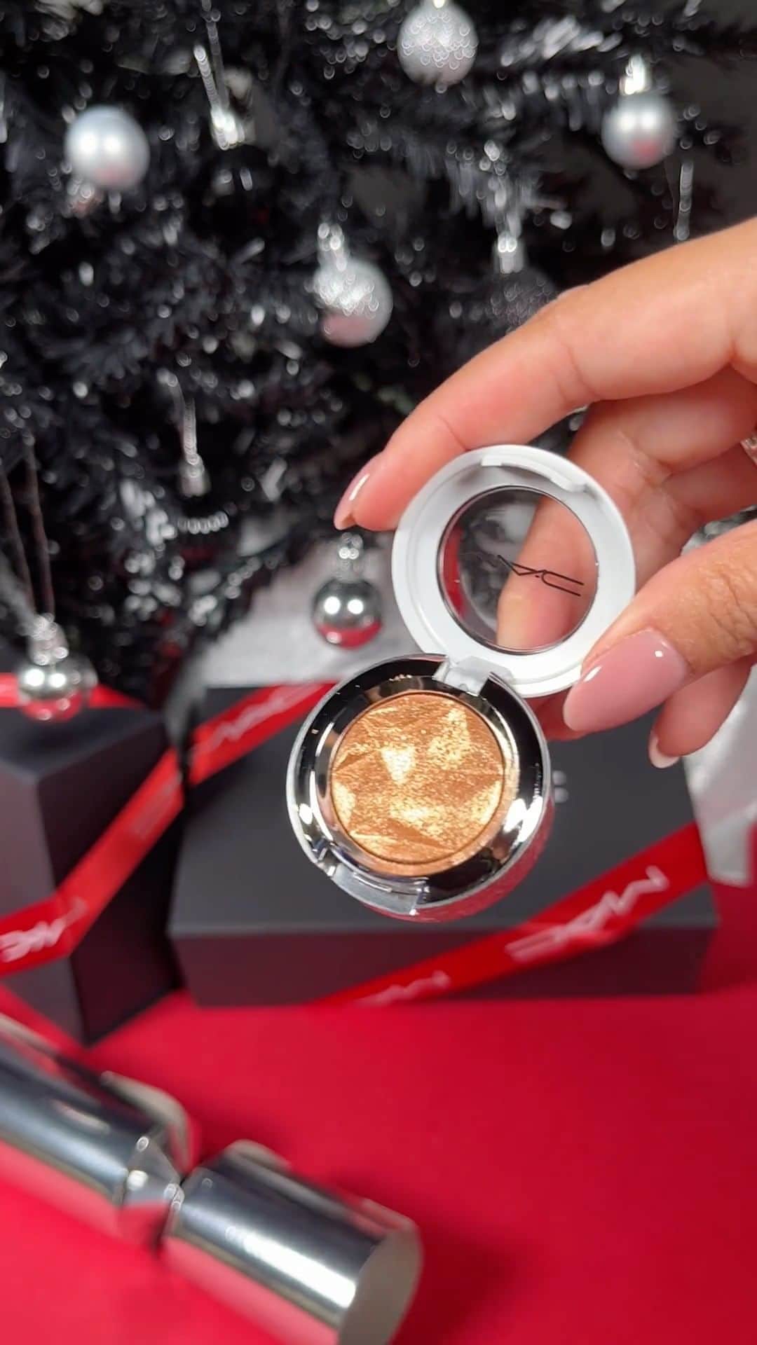 M·A·C Cosmetics UK & Irelandのインスタグラム：「POV: You rigged the cracker to secure the prize 🎁  Be sure to get your hands on our limited-edition Sparkler Eyeshadow in Gold Crush ✨ The creamy, buildable formula glides on smoothly so your lids glisten with ample sparkle. Each is ready to gift in christmas-exclusive snowy white and shiny chrome packaging.   Click the link in bio to shop NOW!  #MACCosmeticsUK #MACBizarreBlizzardBash #MACHoliday」