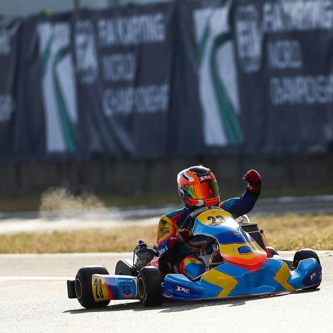 フェルナンド・アロンソのインスタグラム：「CAMPEONES DEL MUNDO segundo año consecutivo @fa_alonsokart @dpkracing @iametheheartofkart ! Enhorabuena 💙💛❤️ @kutskov.kirill  •  WORLD CHAMPIONS again ! Big congratulations team 💙💛❤️.  #FAkart #worldchampions #karting」