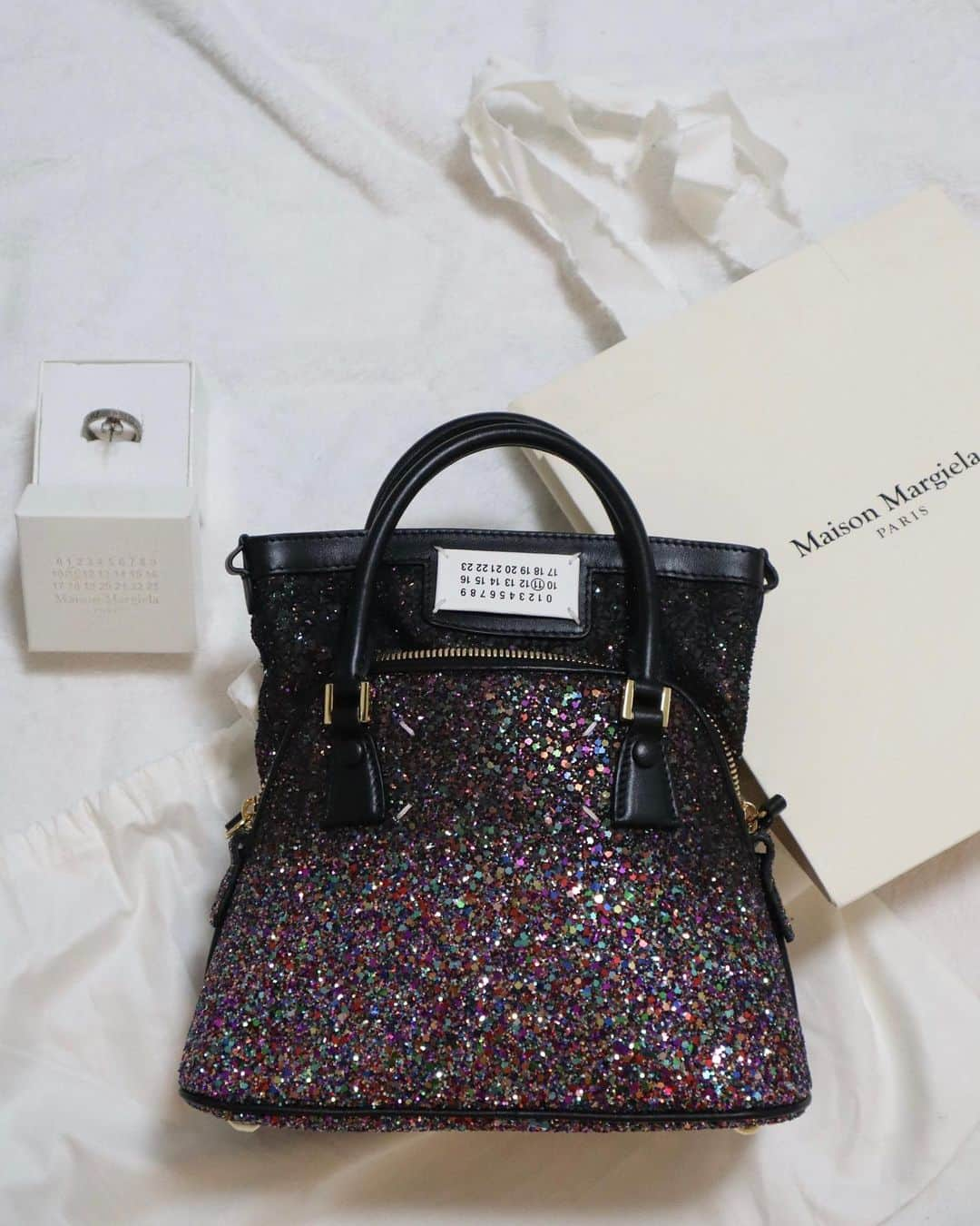 桐生美希さんのインスタグラム写真 - (桐生美希Instagram)「💜🖤✨  black✖️purplr glitterな Maison Margiela 5AC👜  ずっと欲しかったから ファーフェッチのセールでお得に買えて嬉しい💓 キラキラな可愛さにもっちぬさんもうっとり。 たくさん使おうと思います🐈  #5ac #マルジェラ#ご褒美バッグ #猫のいる暮らし #ナンバーリング#キラキラバッグ#maisonmargiela  #お買い物記録#トヨタ株ありがとう#資産運用」10月9日 21時32分 - raita_miyu