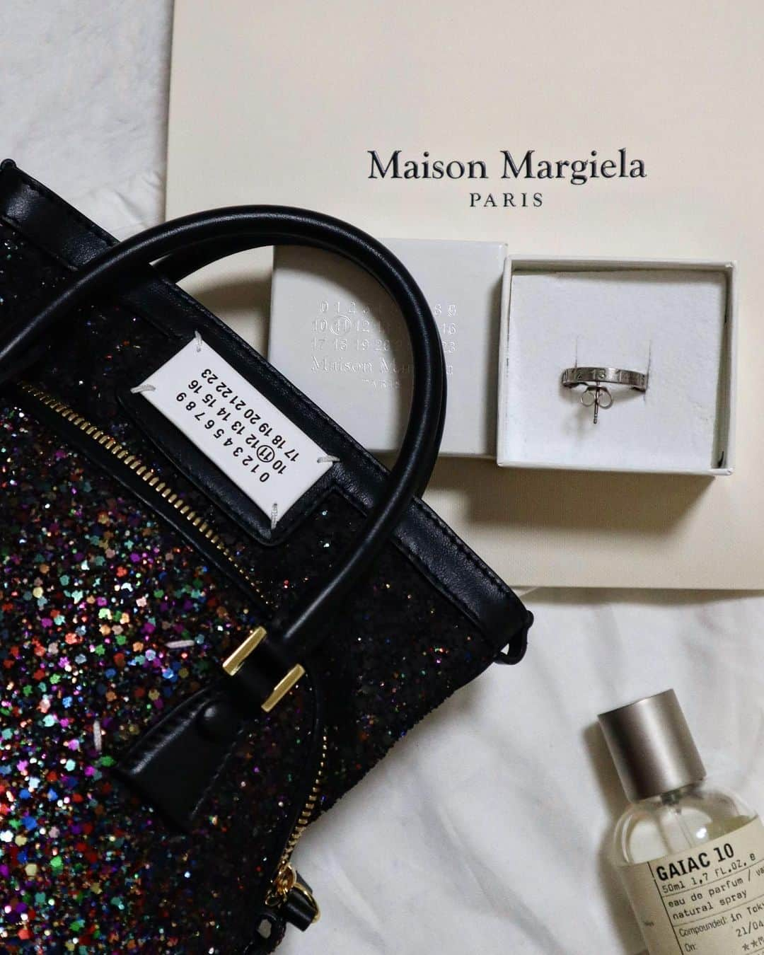 桐生美希のインスタグラム：「💜🖤✨  black✖️purplr glitterな Maison Margiela 5AC👜  ずっと欲しかったから ファーフェッチのセールでお得に買えて嬉しい💓 キラキラな可愛さにもっちぬさんもうっとり。 たくさん使おうと思います🐈  #5ac #マルジェラ#ご褒美バッグ #猫のいる暮らし #ナンバーリング#キラキラバッグ#maisonmargiela  #お買い物記録#トヨタ株ありがとう#資産運用」