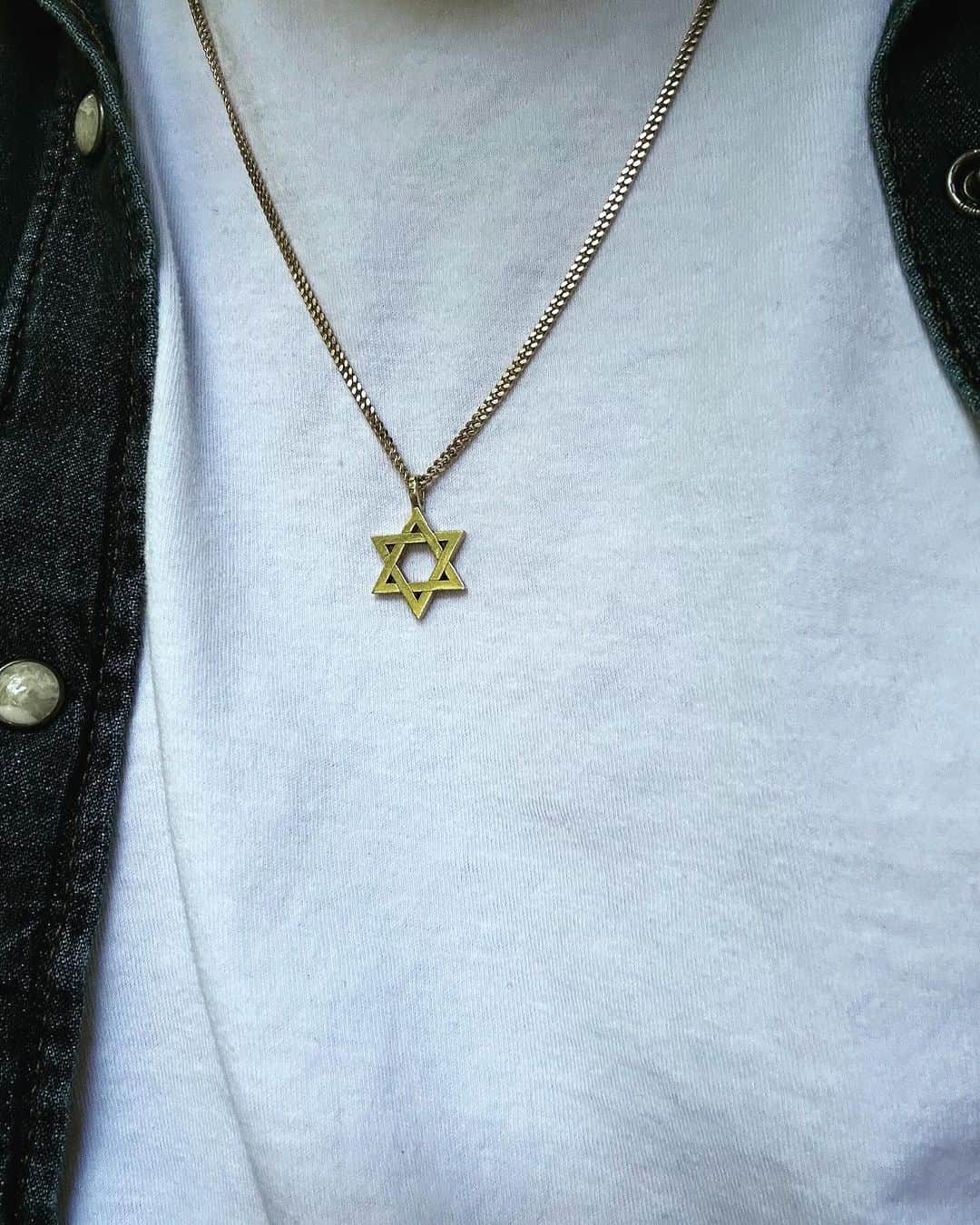 アダム・シャピロのインスタグラム：「Sending love to everyone who knows what it’s like to put this around our neck. The pride, the history, the tradition, and unfortunately, the fear, and often times, the sadness. I’m with you today and always.」
