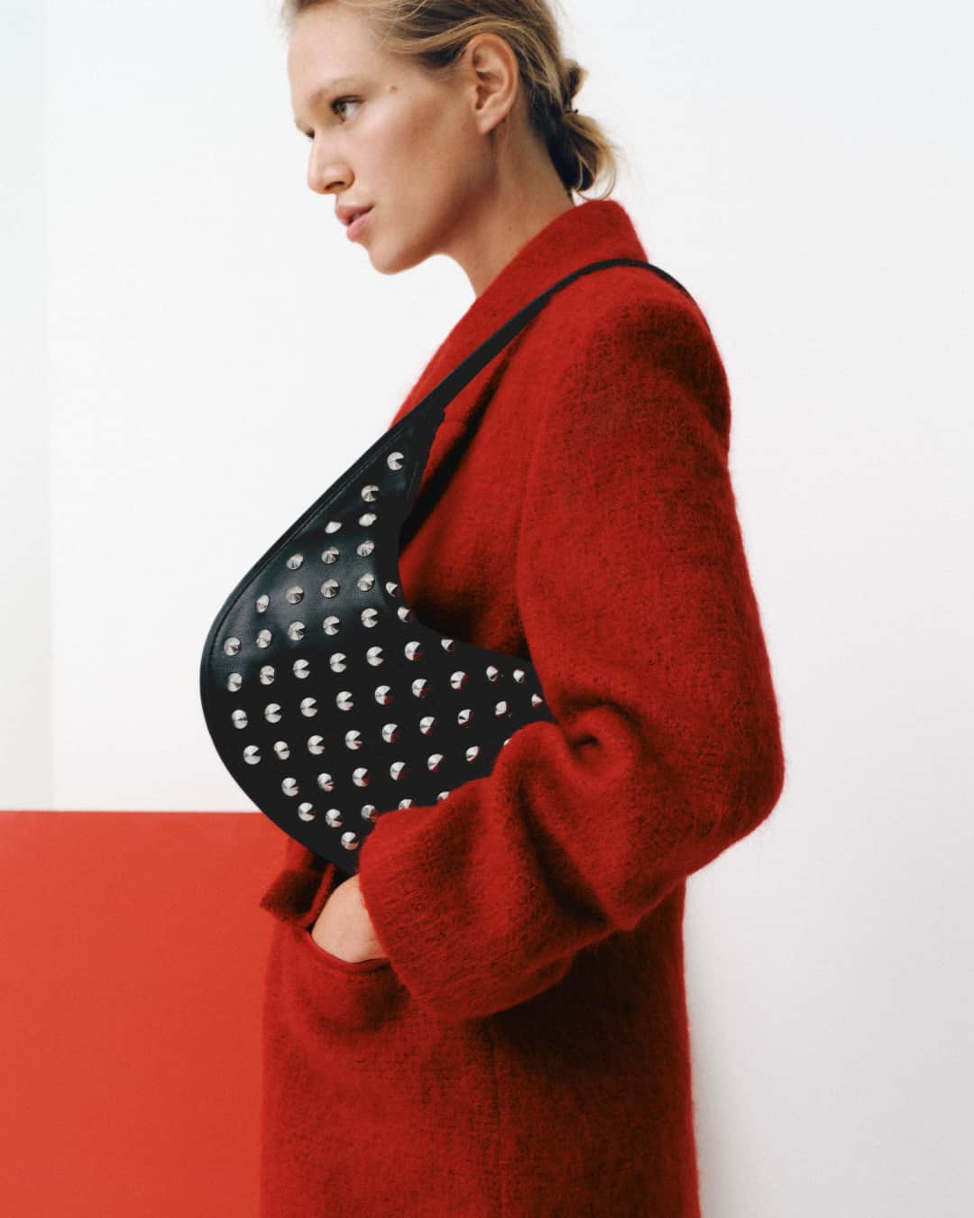 MANGOのインスタグラム：「If you must add something to your autumn wishlist, it's a red coat ❤️ Discover striking new pieces in our latest collection, at mango.com. ⁣ Coat: 57057759 ⁣ Bag: 57008278 ⁣ #MangoWoman」