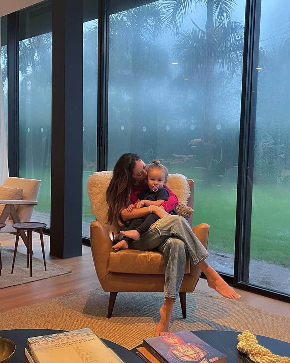 太田エイミーのインスタグラム：「Cozy snuggles inside when it rains」