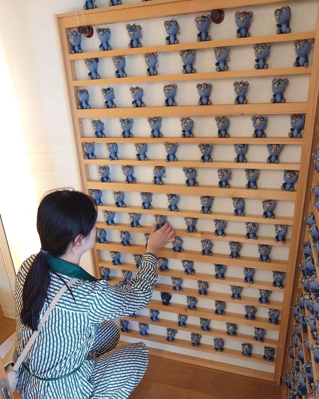 KagitaYukikoさんのインスタグラム写真 - (KagitaYukikoInstagram)「🧸❤︎🧸 京都限定の 愛しのでにぐまと♡♡ 💙🩵💙  訪れたのは 京都デニムさん✨✨  素敵な店構えの こちらでは  着物の伝統工芸の技を デニムバッグで継承している ＊世界で唯一のブランド＊  型紙を用いて ブリーチ 色抜き後に 伝統的な色付けを行なった オリジナル商品を扱われているお店  外観から店内まで すご〜〜くお洒落で♡♡  しずく型のカバンとか 素敵な品々に 惚れ惚れ〜(*´ω｀*)✨✨  自前のデニムに オリジナルカスタマイズも できるんだそう✨✨  そして 一体一体手作業で作られて いるでにぐま♡♡  250体以上の でにぐまが並んでいるの かわゆいッ(๑>◡<๑)🩵  でにぐま達♡♡ 模様や 顔つきなど 1つ1つ違うから ユウさんも かなり選ぶの迷ってたww  お出掛けに連れてって 一緒に記念写真を📷💕  #PR @kyoto_denim  #京都デニム  #でにぐま  #京都お土産  #デニムバッグ  #京都駅  #くまキーホルダー  #京都限定」10月9日 21時34分 - mermaid.yukinko